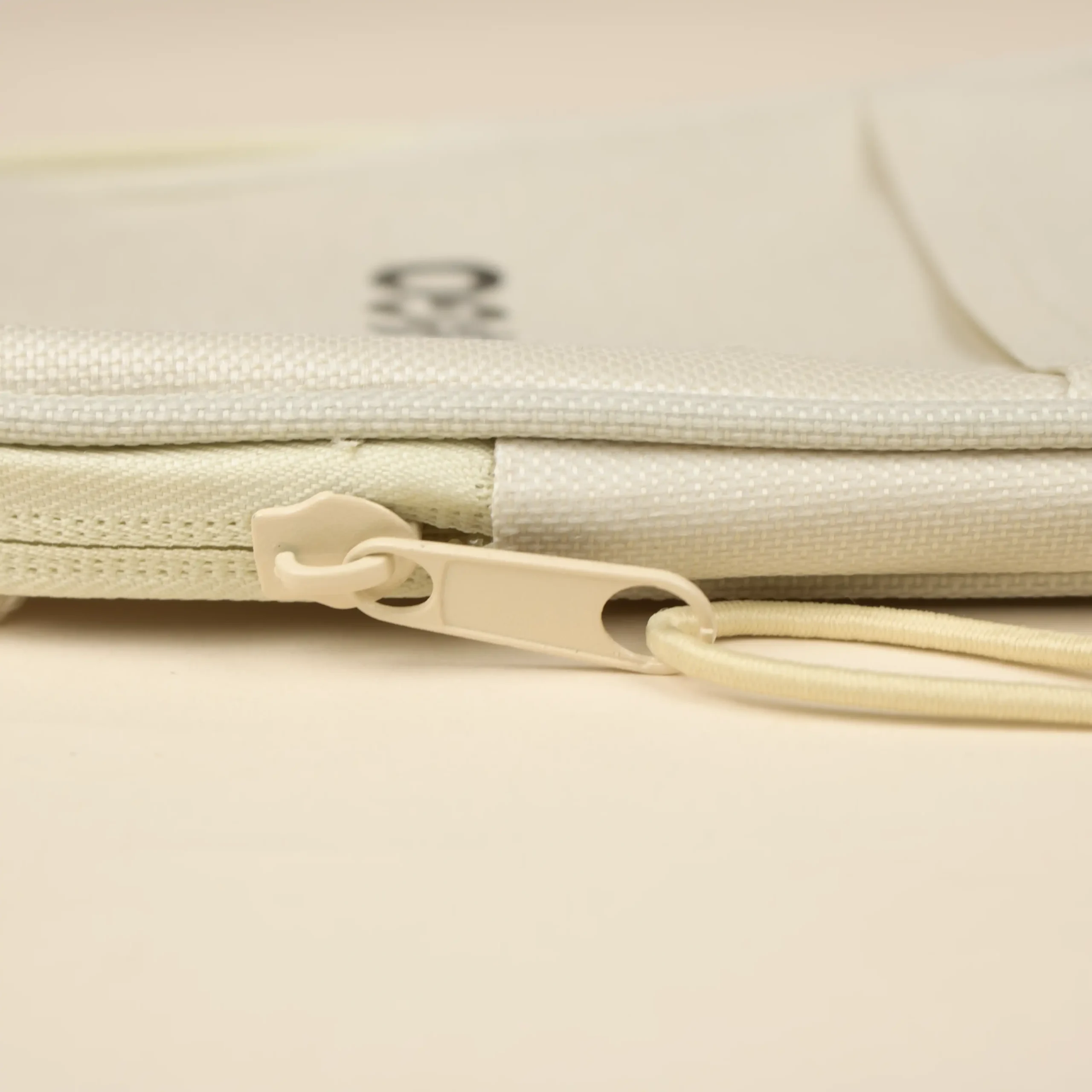 Riñonera portamóvil POKE Beige Detalle Riñonera portamóvil personalizada beige detalle en plano