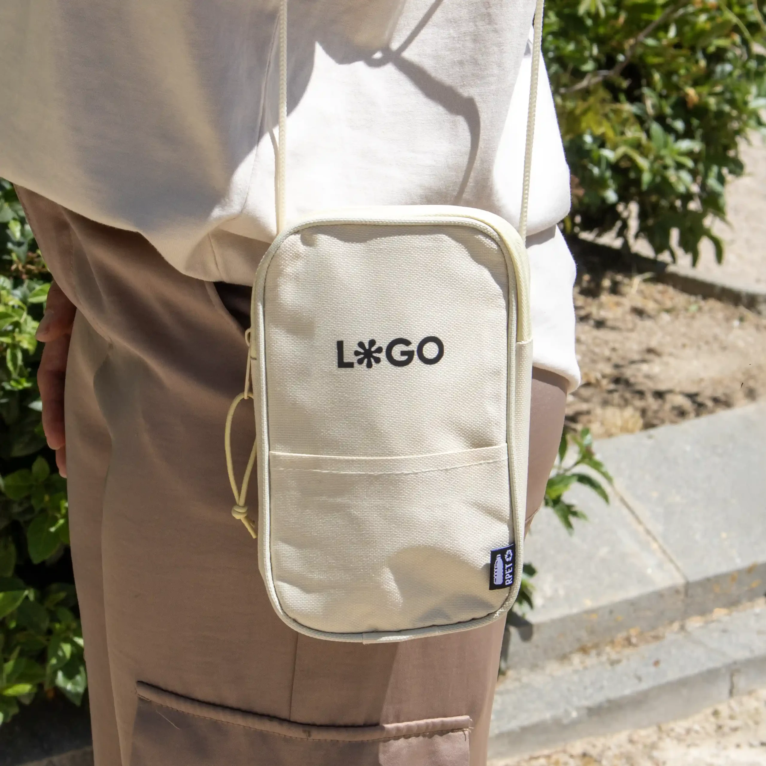 Riñonera portamóvil POKE Beige Lifestyle Riñonera portamóvil personalizada beige colgado modelo chica