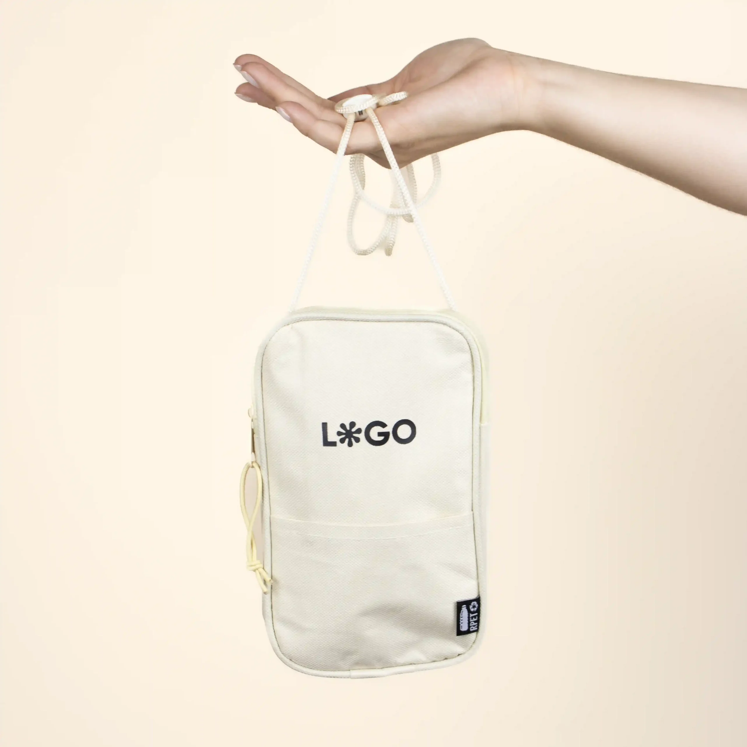 Riñonera portamóvil personalizada beige modelo mano