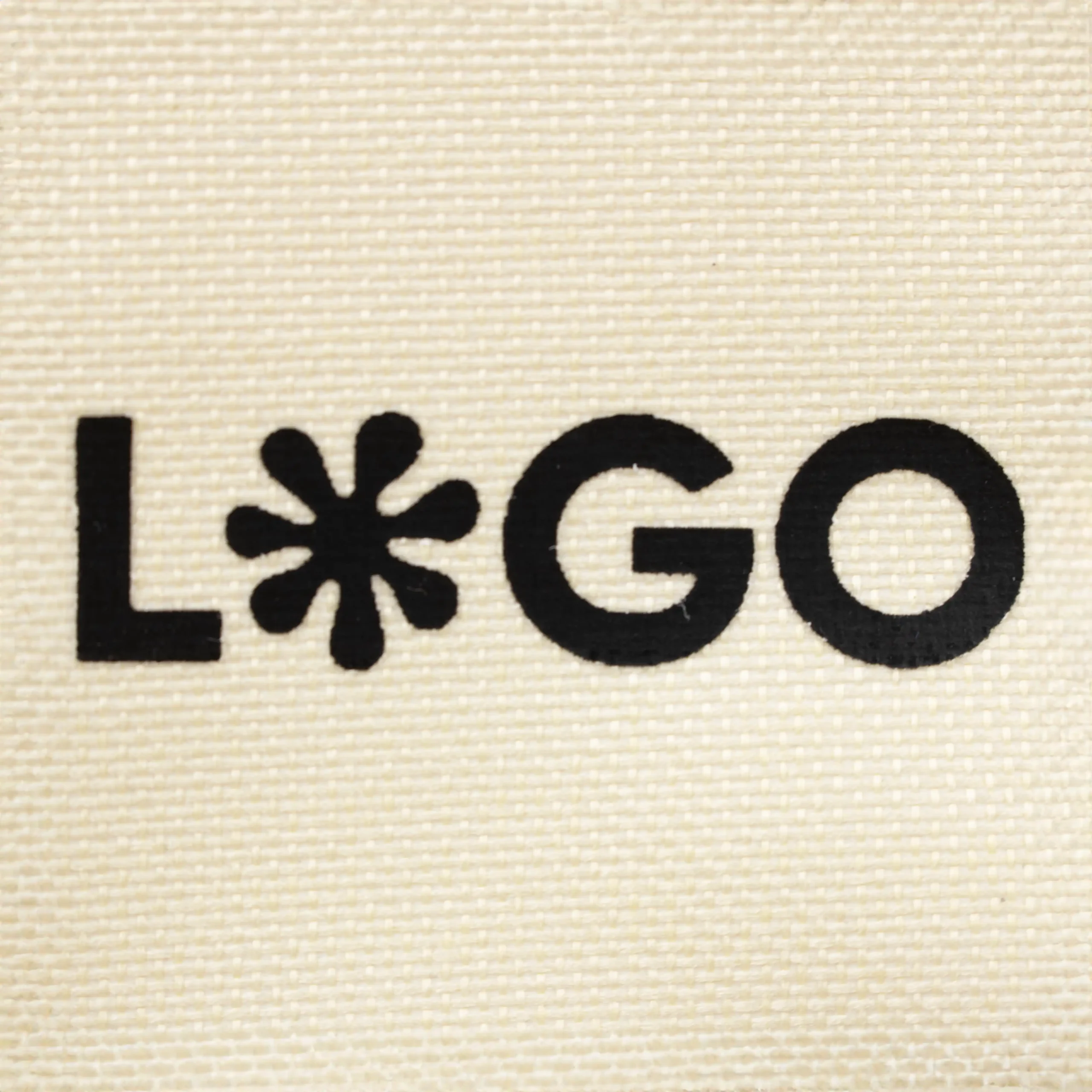 Riñonera portamóvil POKE Beige Serigrafia Riñonera portamóvil personalizada beige detalle logo negro