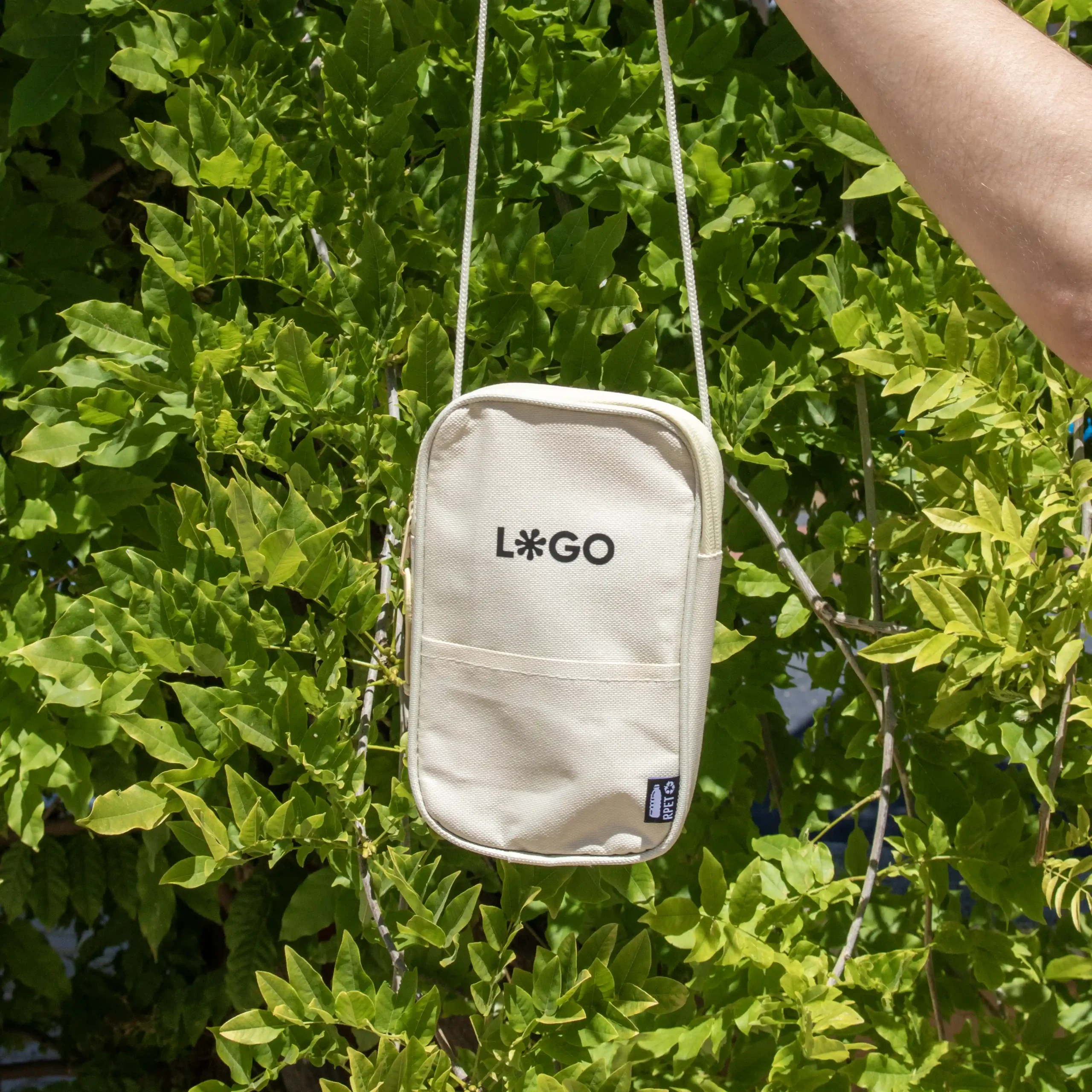 Riñonera portamóvil POKE Beige Sol Riñonera portamóvil personalizada beige colgada mano