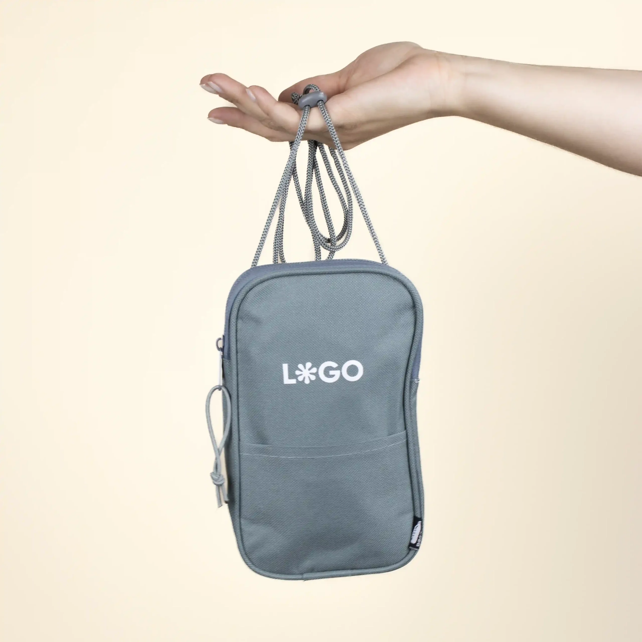 Riñonera portamóvil personalizada gris colgada mano