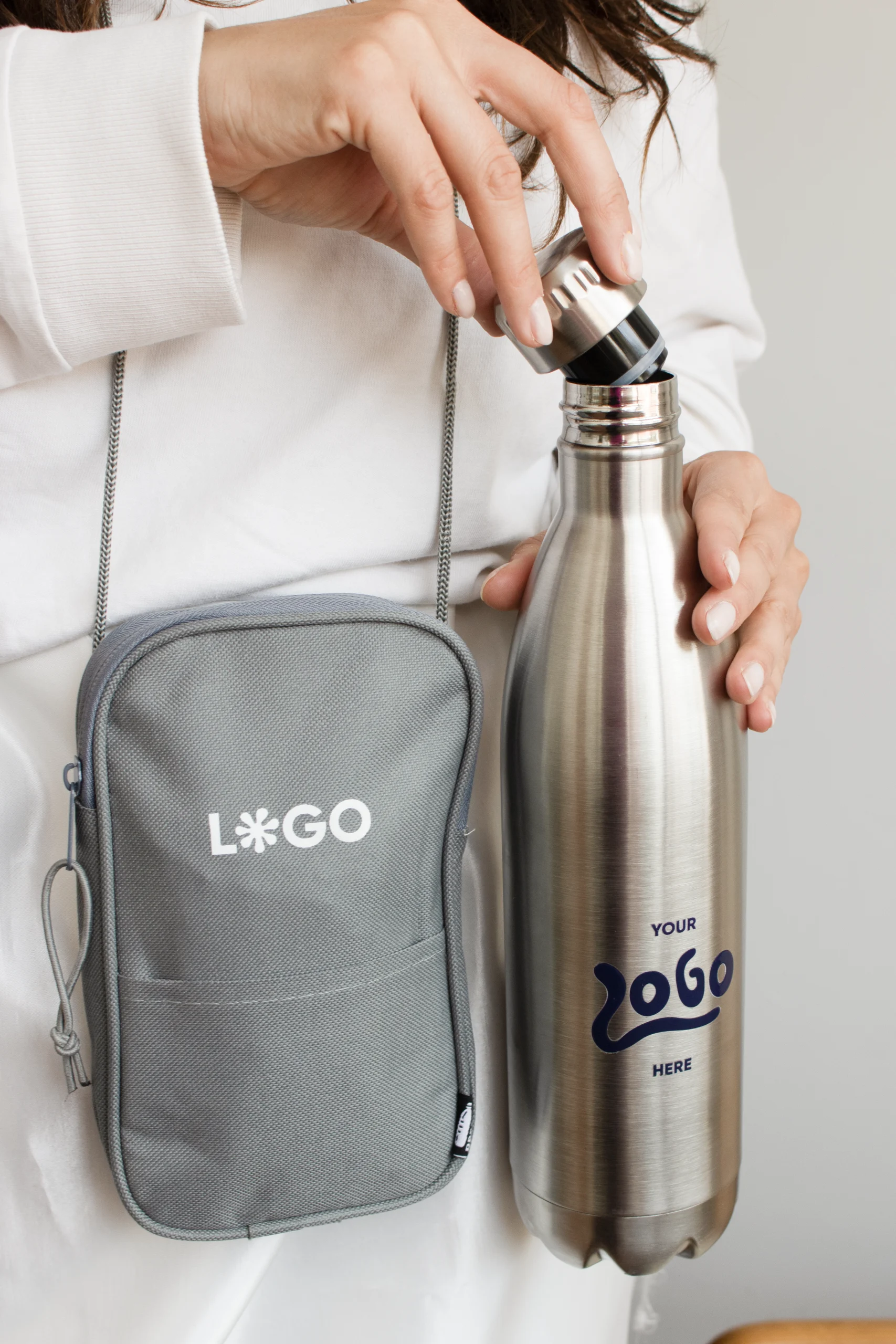 Bouteille thermique 850ml argentée personnalisée avec logo bleu modèle fille avec sac banane gris avec logo blanc