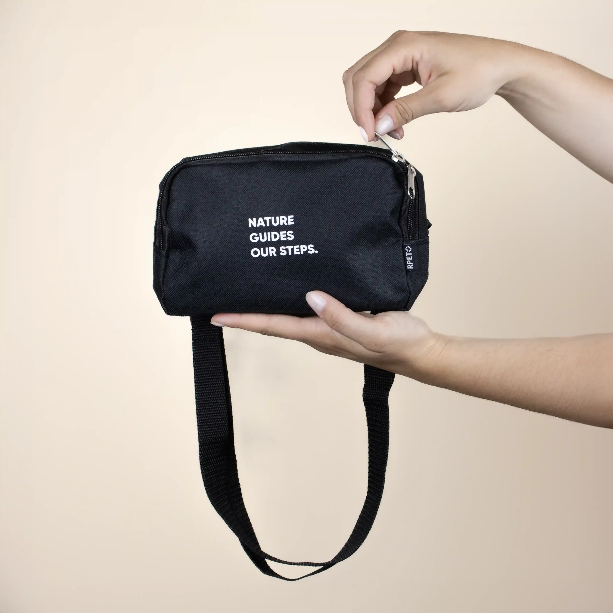 Riñonera negra rectangular personalizada manos fondo beige