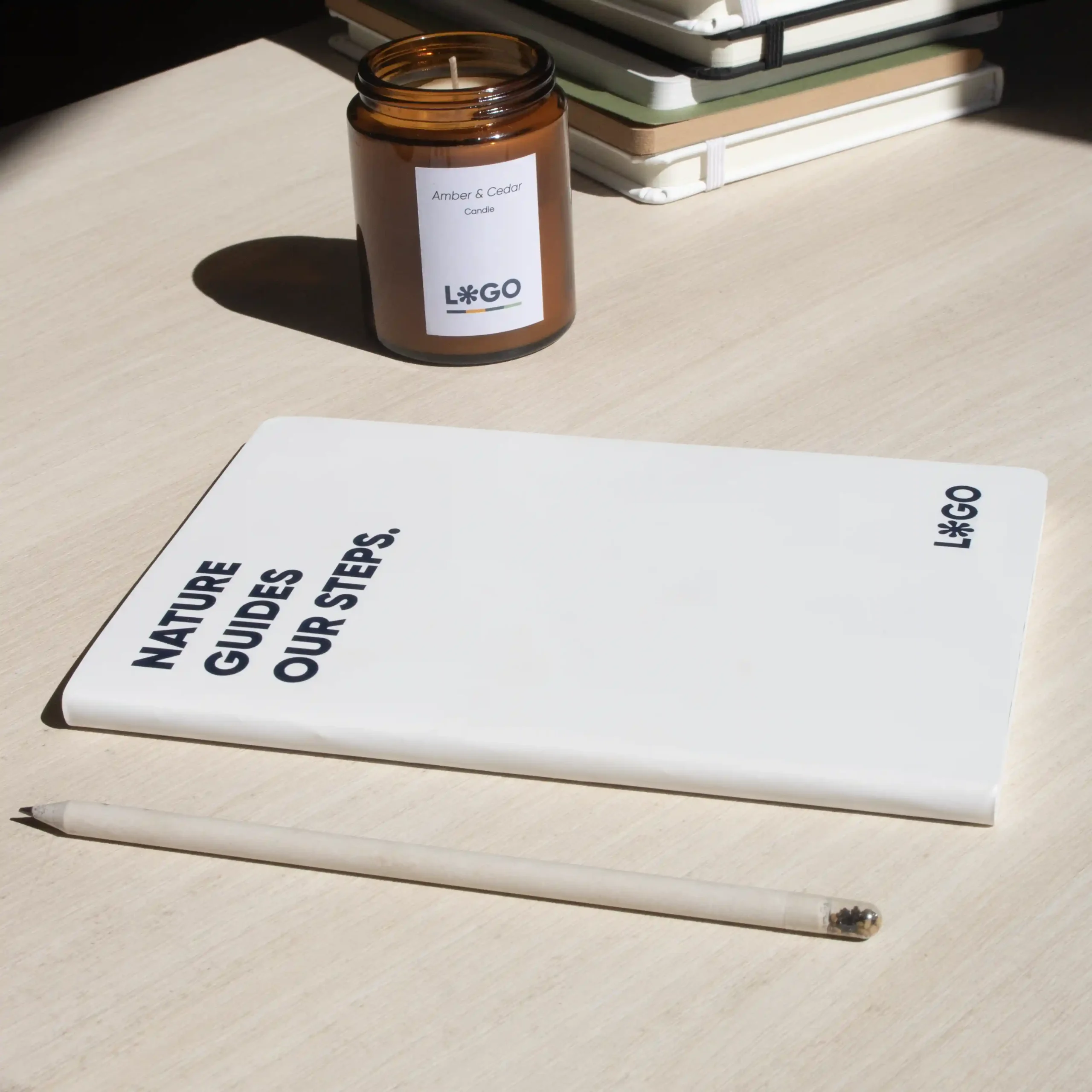 Cahier personnalisé en pierre blanche avec crayon et bougie