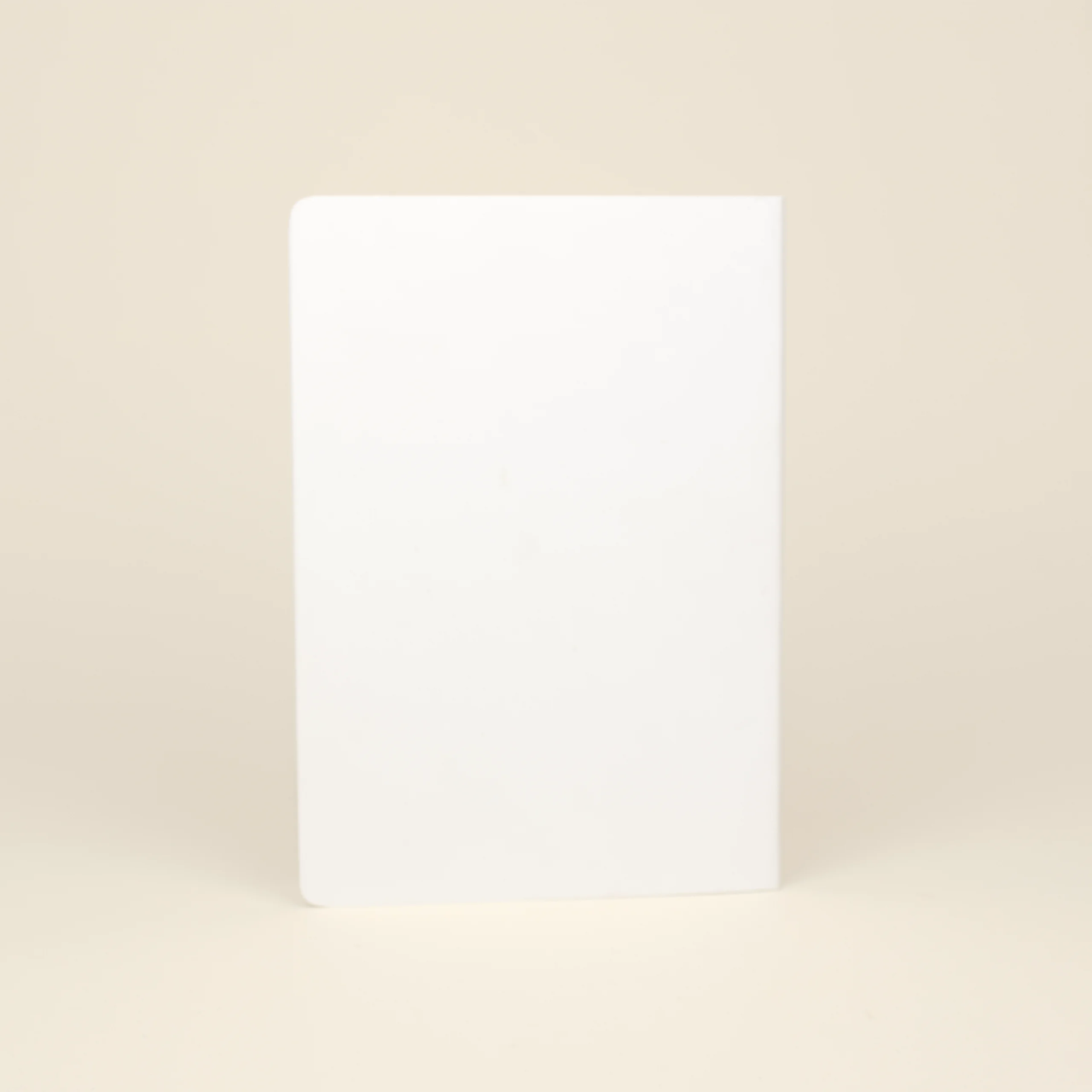 Cuaderno papel de piedra blanco fondo beige