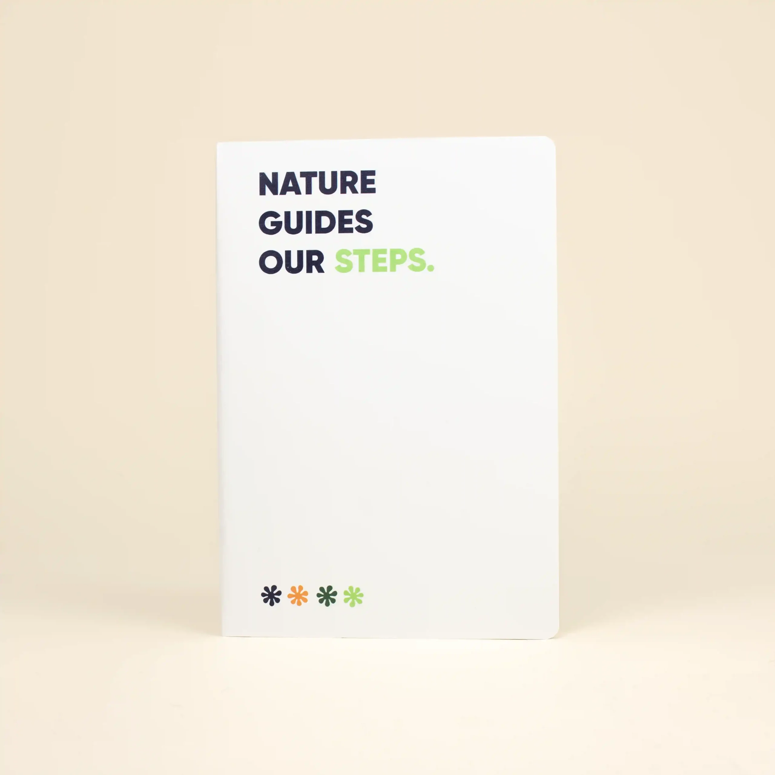 Cuaderno papel de piedra blanco personalizado frontal fondo beige