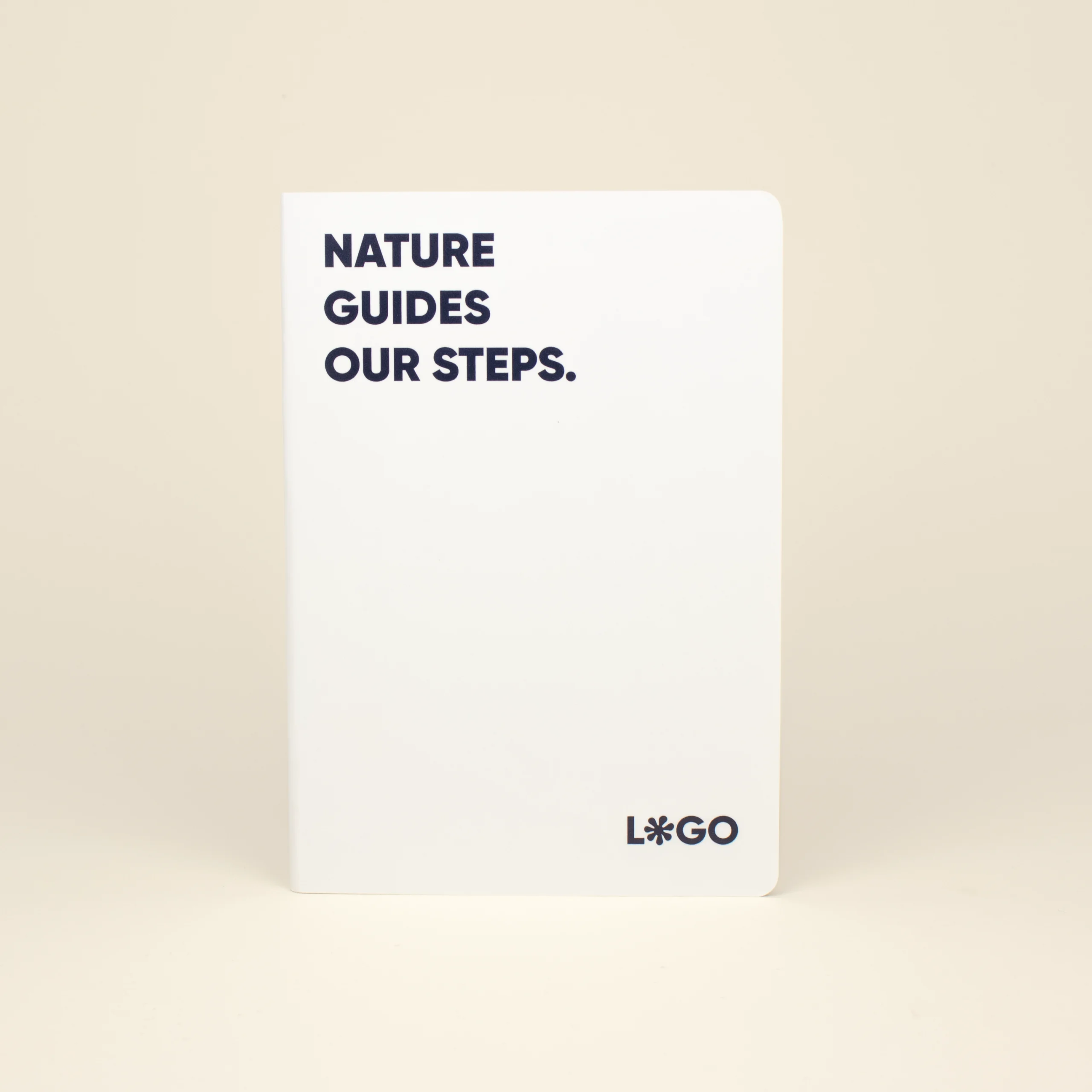 Cuaderno papel de piedra blanco personalizado texto azul fondo beige