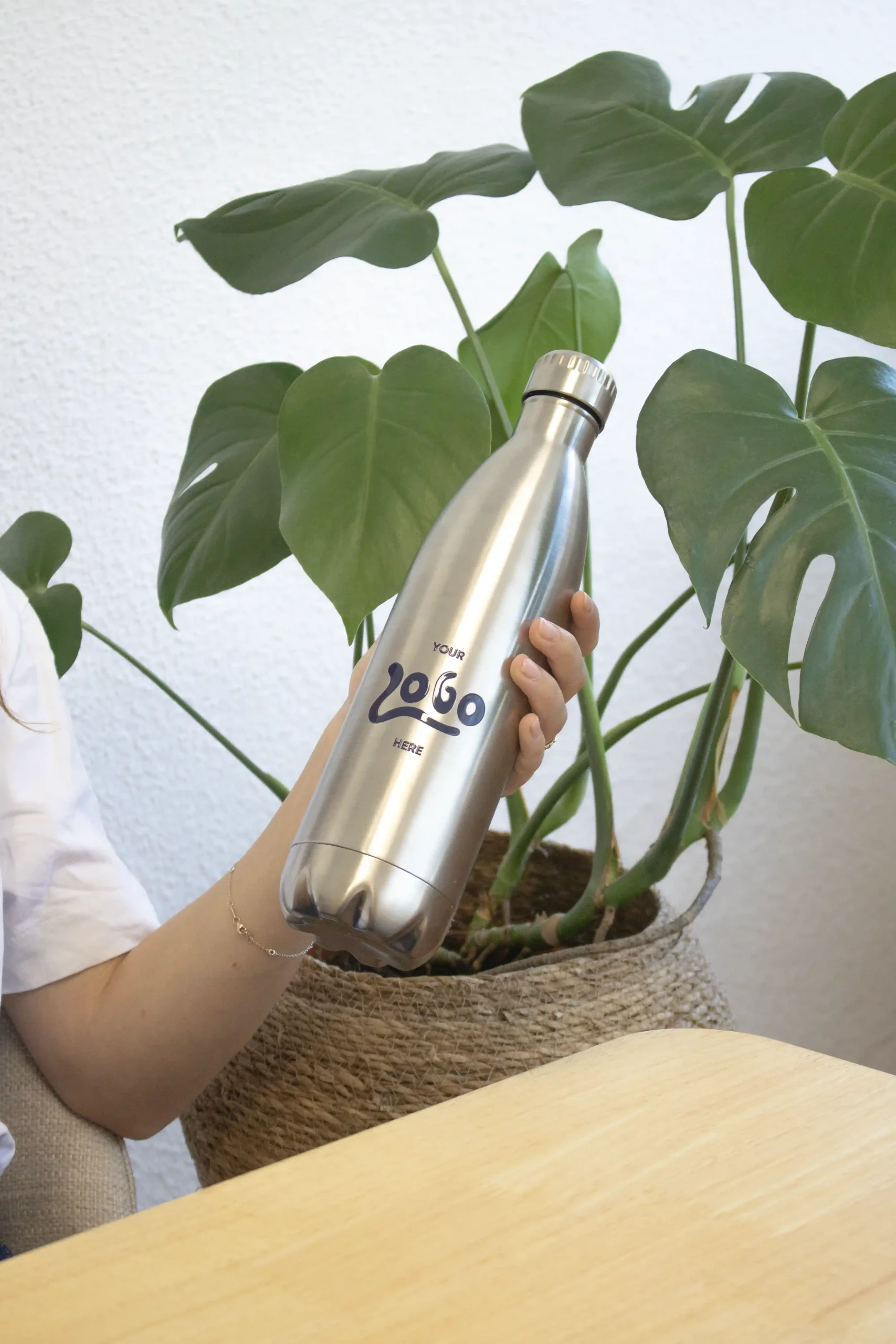 Botella térmica 850ml personalizada logo azul modelo mano de chica y maceta con planta
