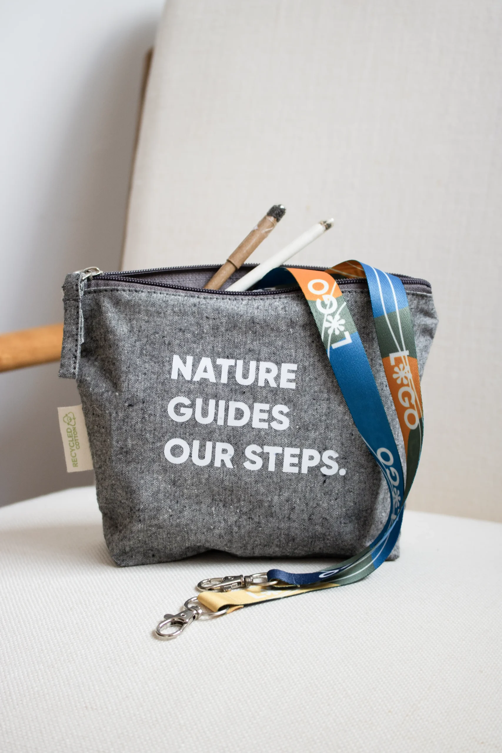 Neceser de algodón gris personalizado con texto blanco con bolígrafo plantable con semillas