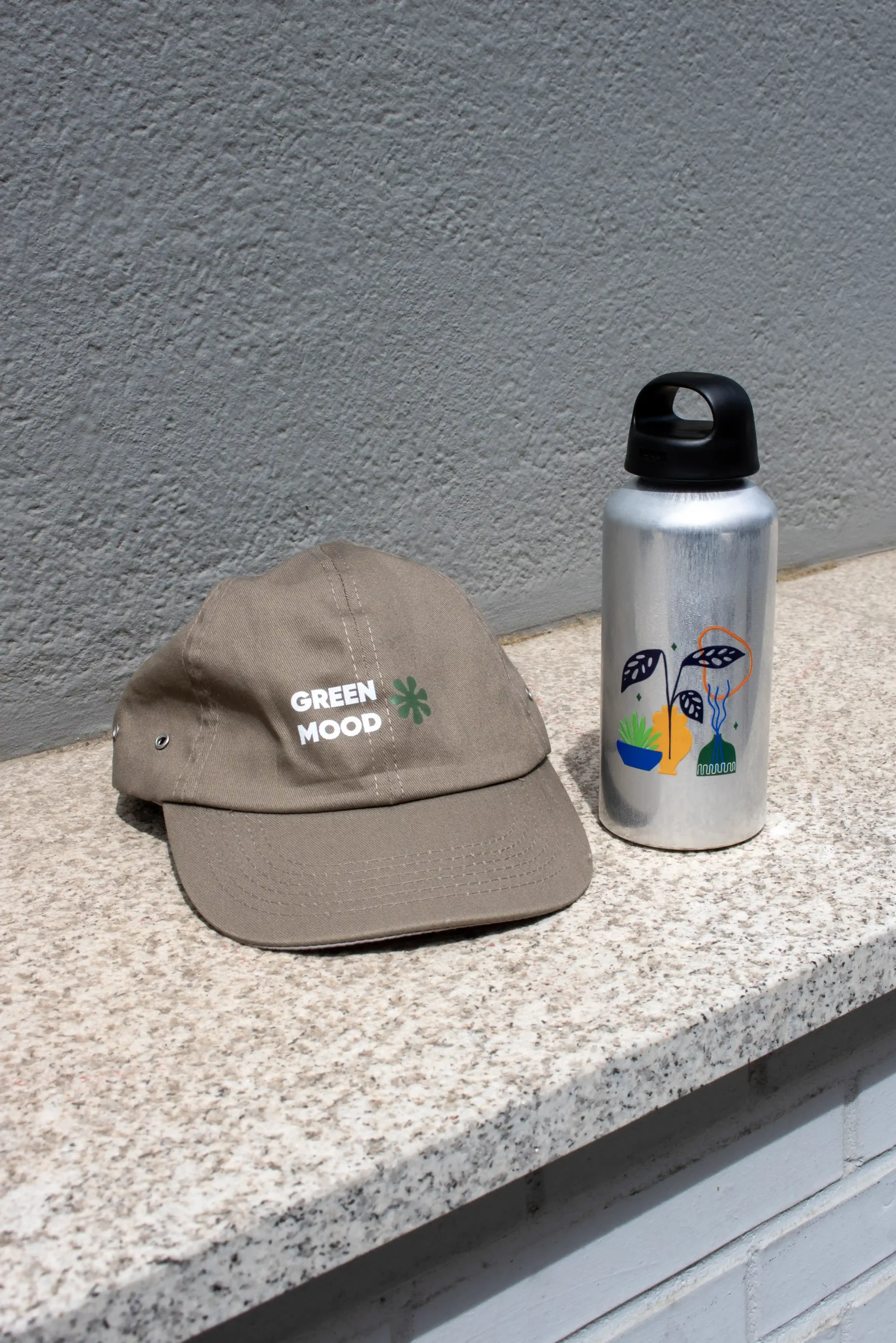 gorra marrón y botella de aluminio personalizadas