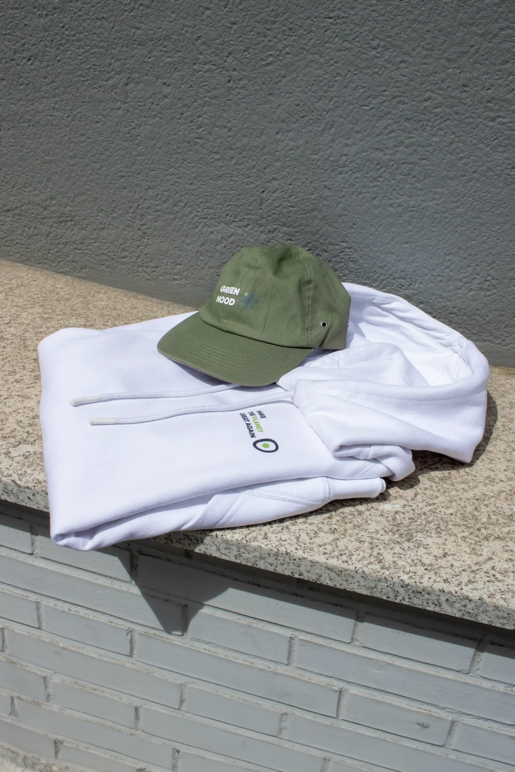 casquette verte personnalisée sur sweat-shirt blanc