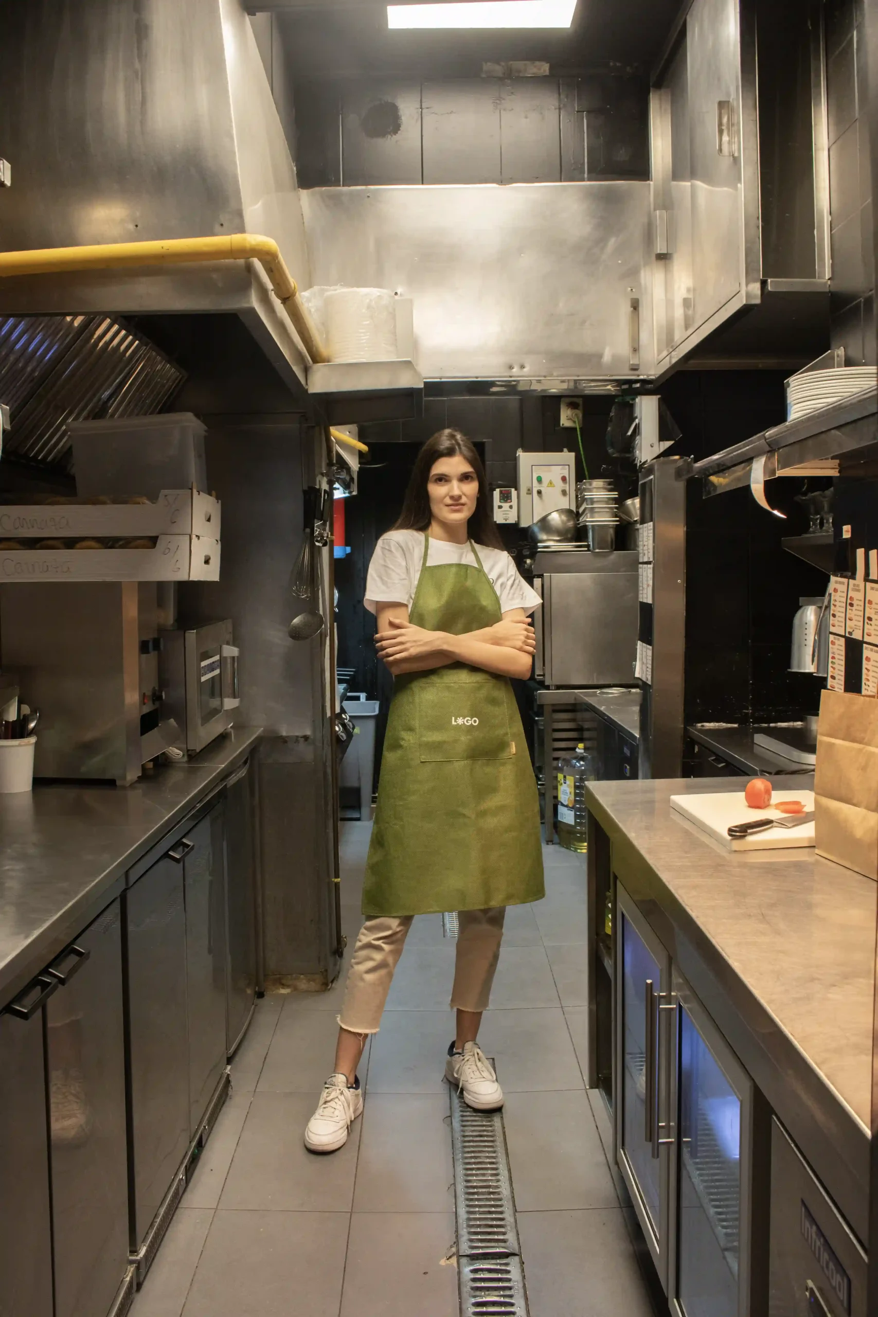 Delantal ecológico verde modelo chica en cocina de restaurante