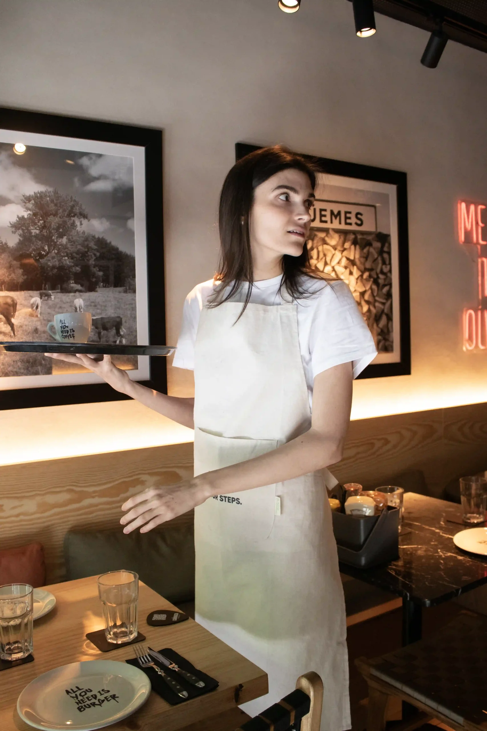 Delantal algodón personalizado color natural modelo camarera con bandeja en restaurante