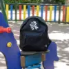 Mochila personalizada para niƱos CHIKIA Lifestyle Mochila personalizada para niƱos color negro con logo blanco columpio parque infantil
