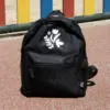 Mochila personalizada para niƱos CHIKIA Sol Mochila personalizada para niƱos color negro con logo blanco fondo suelo parque infantil
