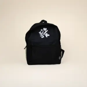 Mochila personalizada para niños color negro con logo blanco fondo beige