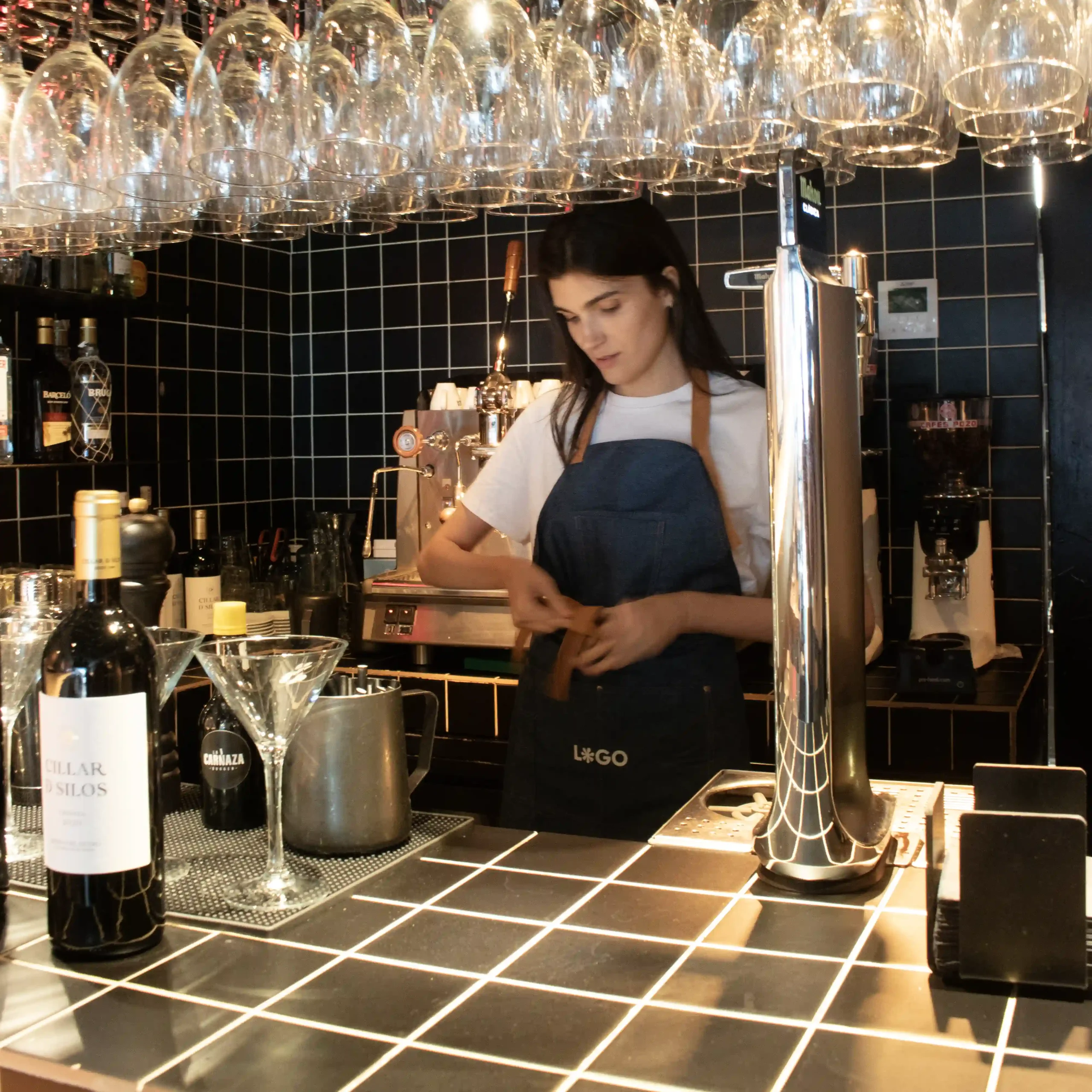 Delantal vaquero personalizado con logo blanco modelo camarera en restaurante