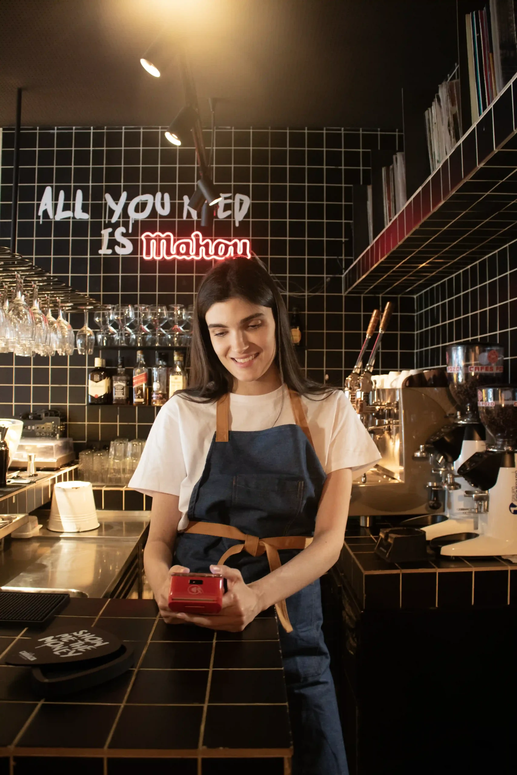 Delantal vaquero personalizado con logo blanco modelo camarera en restaurante
