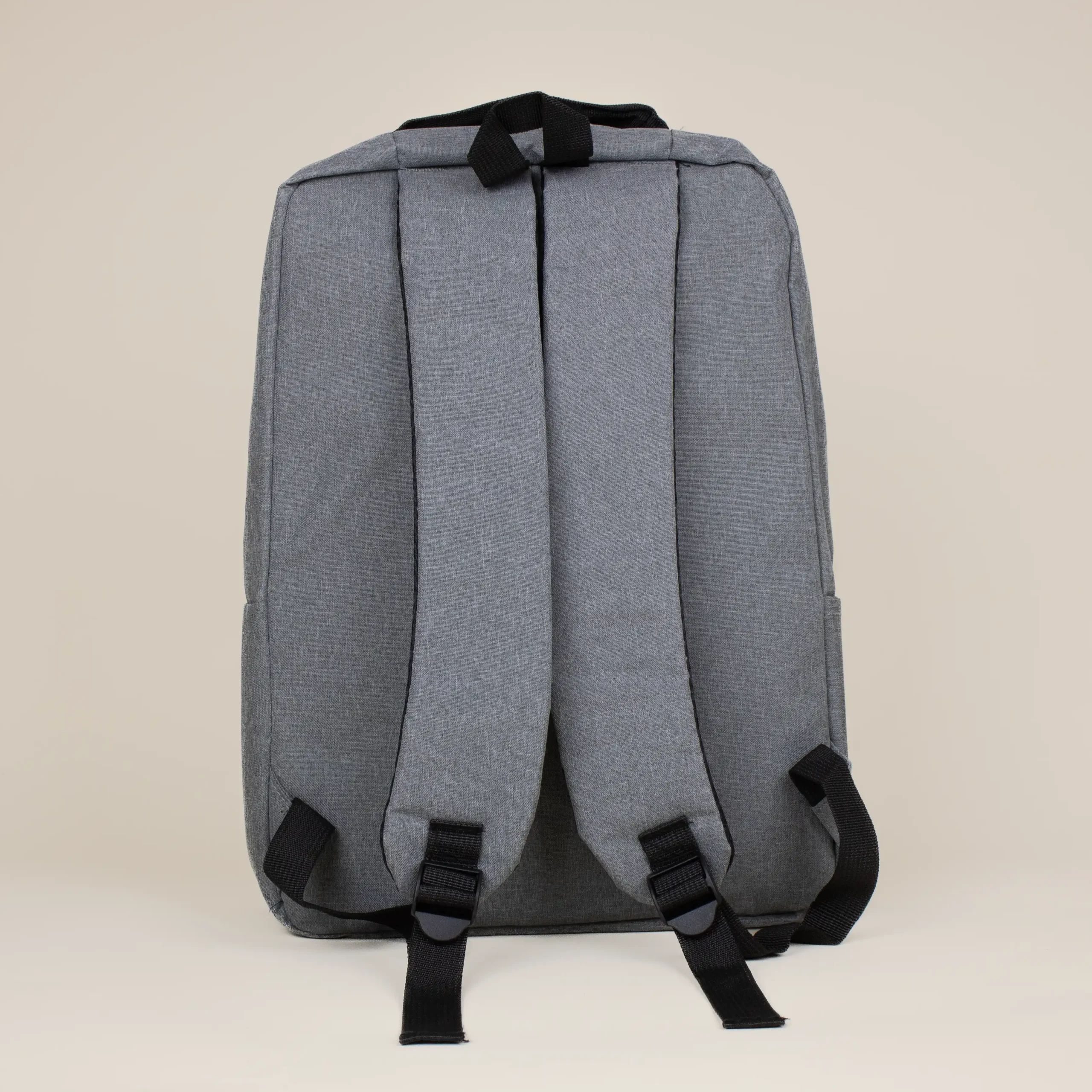 Mochila de empresa DUPPIA Gris Detrás Mochila de empresa personalizada gris trasera fondo beige