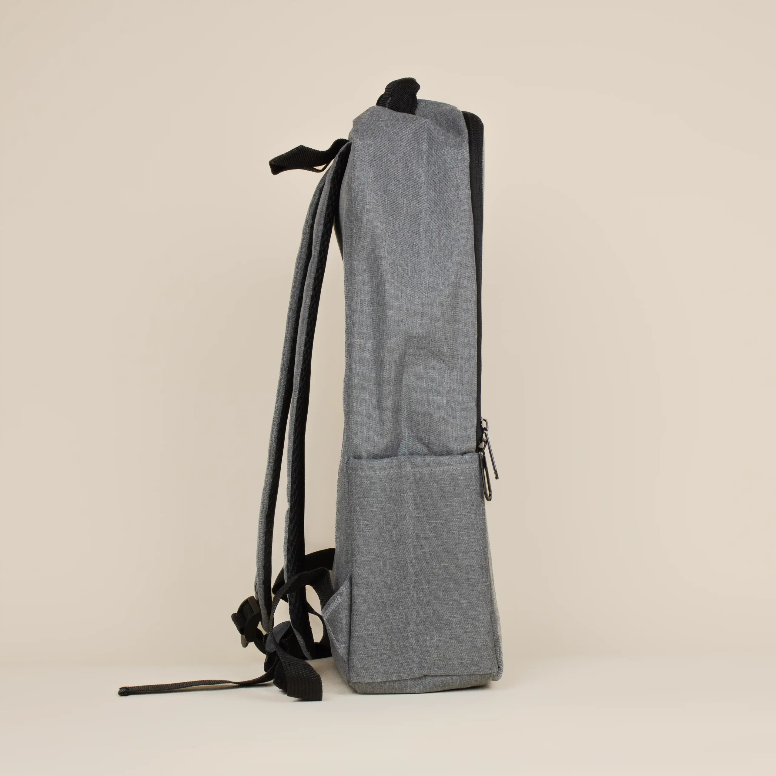 Mochila de empresa DUPPIA Gris Lateral Mochila de empresa personalizada gris lateral fondo beige