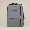 Mochila de empresa DUPPIA Gris Mochila de empresa personalizada gris con logo negro fondo beige