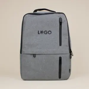 Mochila de empresa personalizada gris con logo negro fondo beige