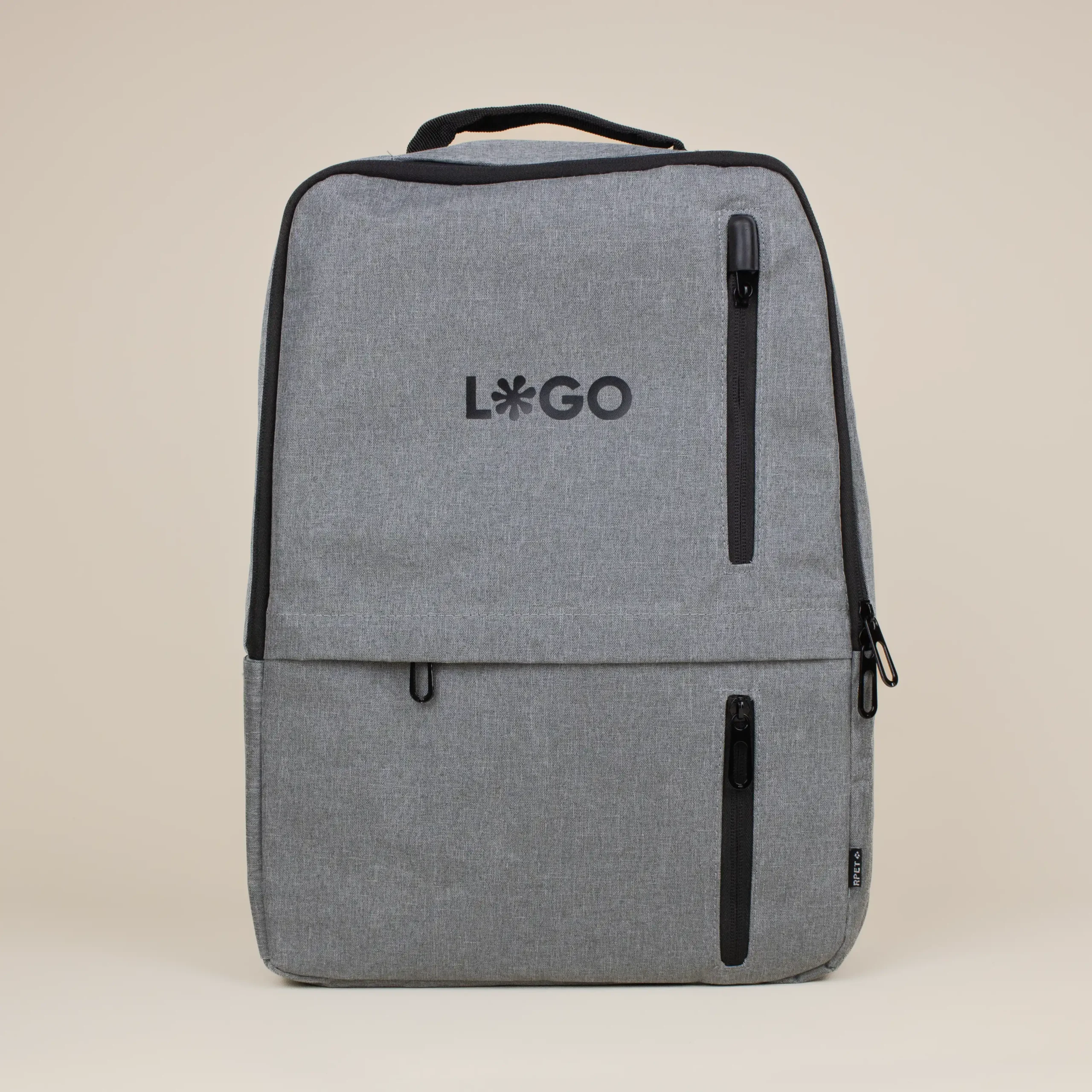 Mochila de empresa personalizada gris con logo negro fondo beige