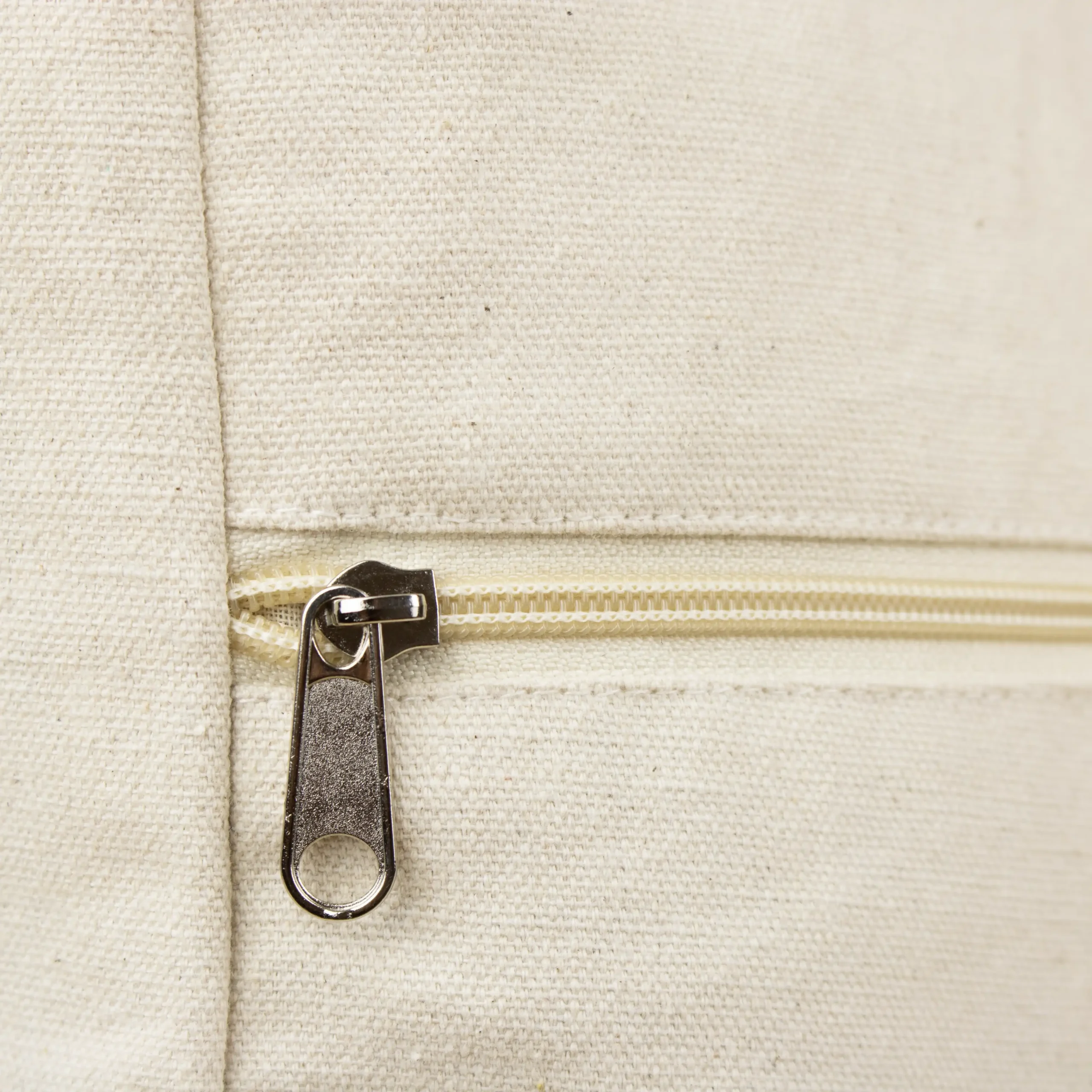 Mochila de algodón personalizada beige detalle cremallera