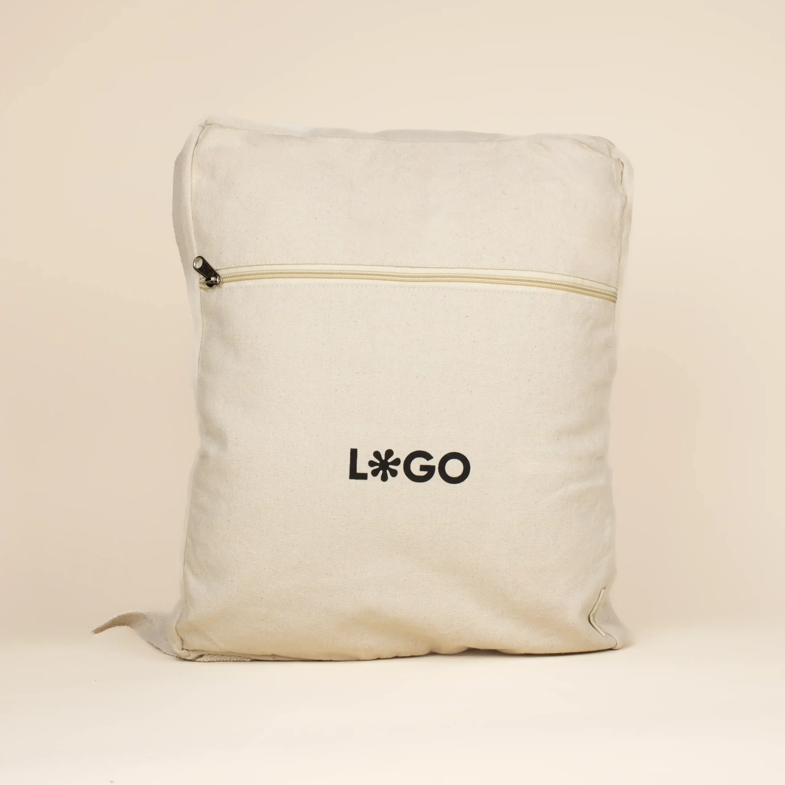 Mochila de algodón personalizada beige con logo negro fondo beige