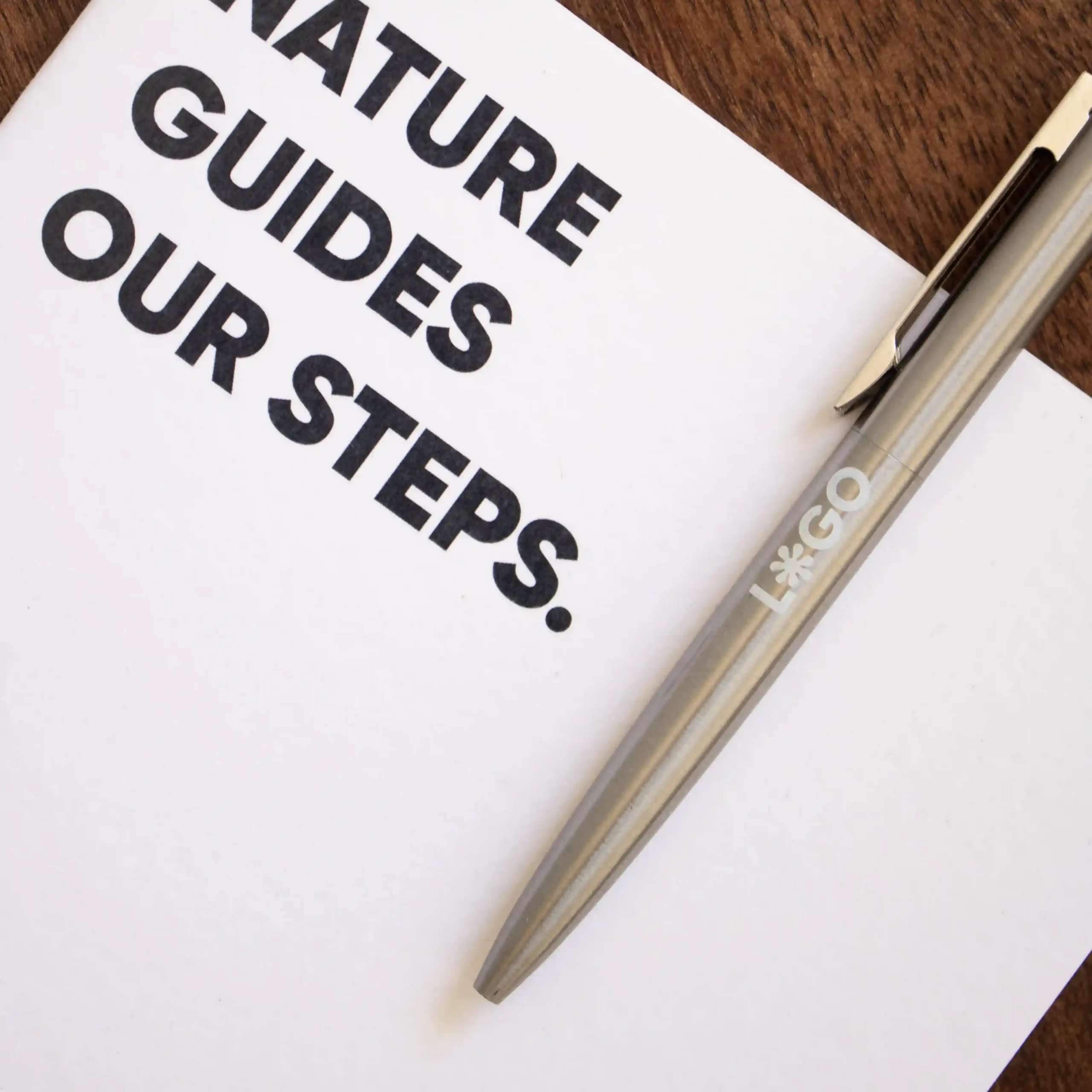 Bolígrafo de acero inoxidable personalizado con logo blanco y cuaderno blanco