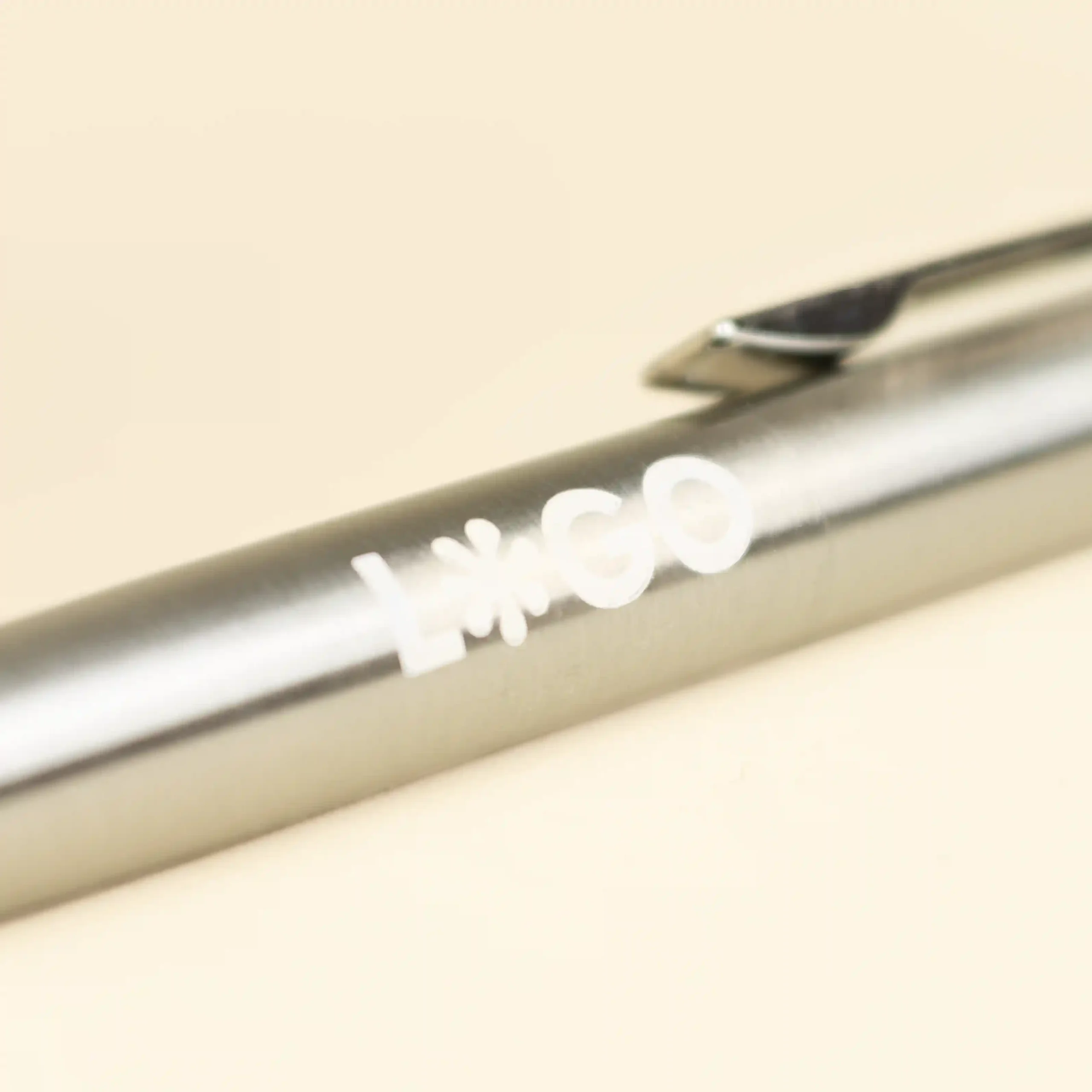 Bolígrafo de acero inoxidable personalizado con logo blanco