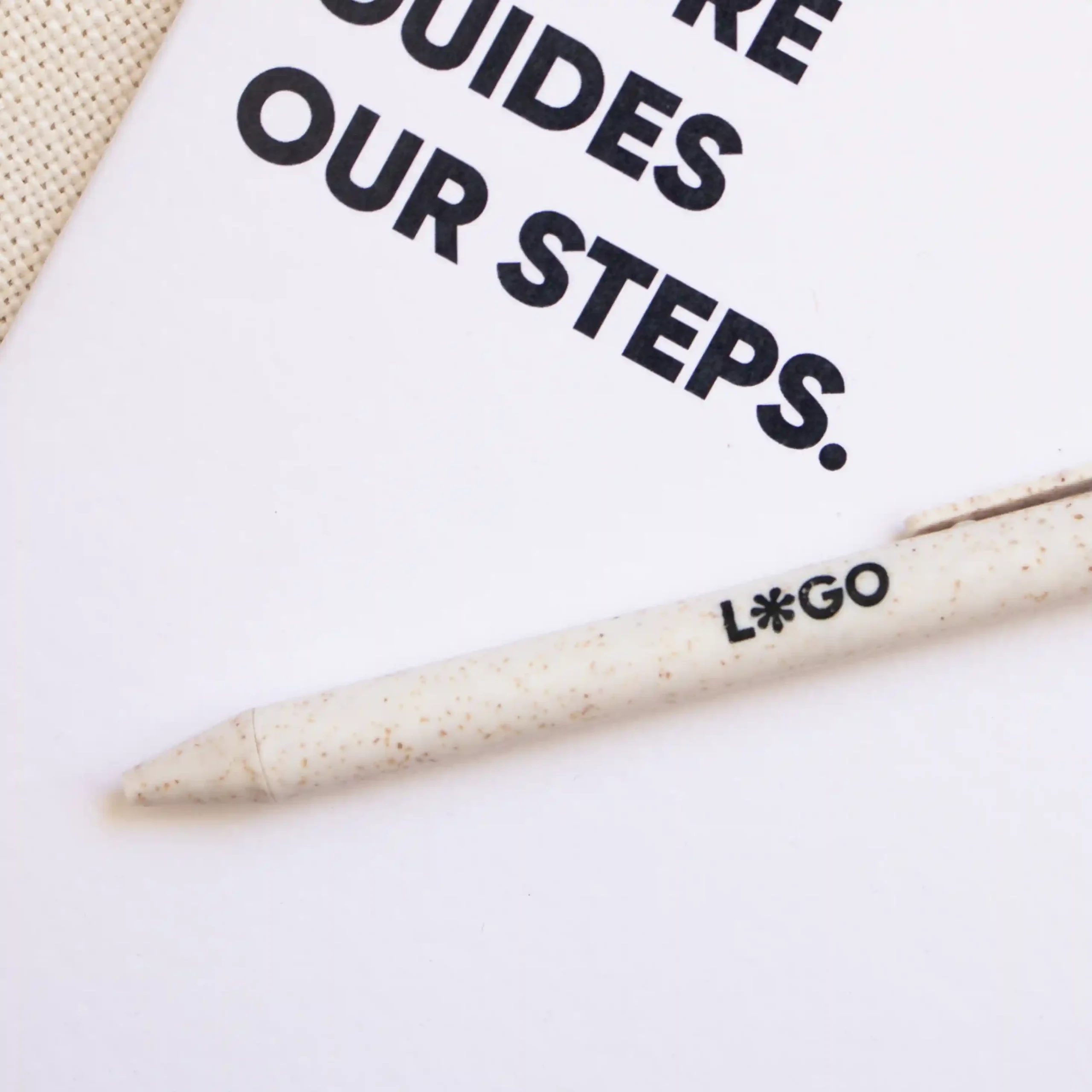 Bolígrafo trigo GLUT Beige Lifestyle bolígrafo de caña de trigo blanco personalizado con logo y cuaderno blanco