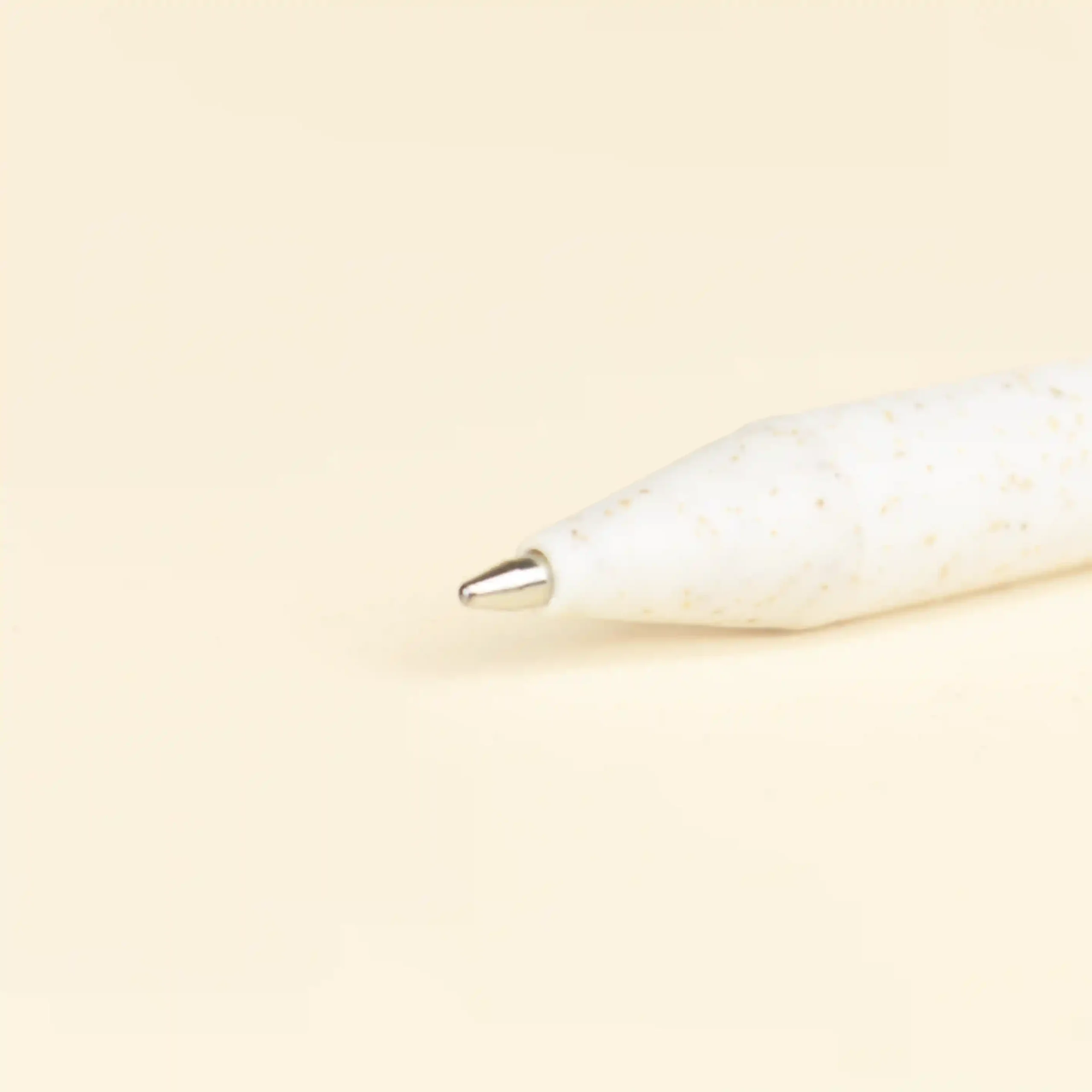 Bolígrafo trigo GLUT Beige Punta Punta de bolígrafo de caña de trigo blanco sobre fondo beige