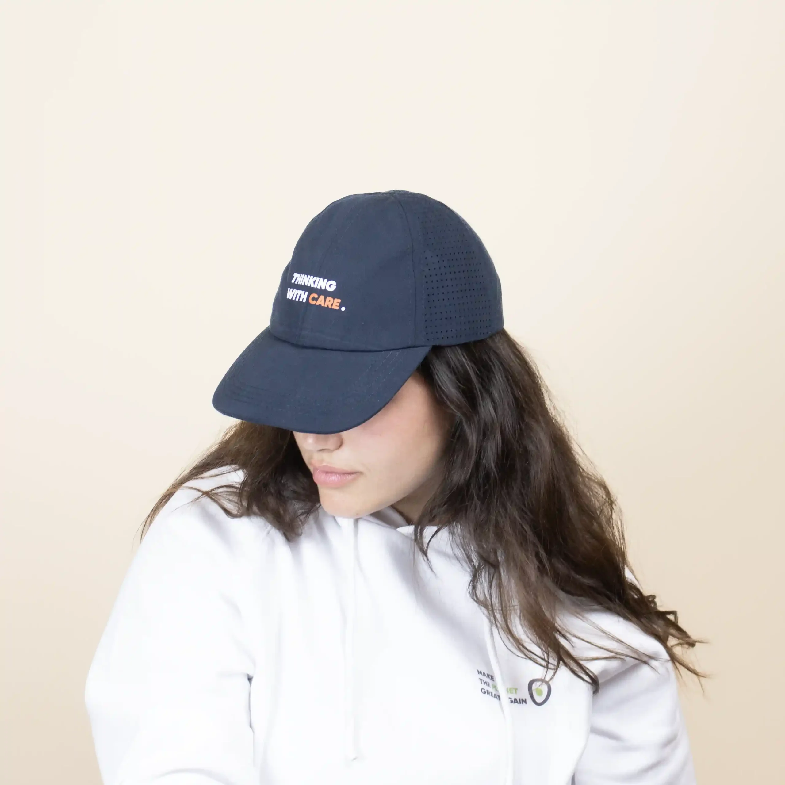 visera personalizada azul cabeza modelo chica de perfil fondo beige