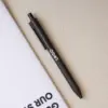 bolígrafo marrón de fibra de cafe personalizado con logo blanco y cuaderno blanco