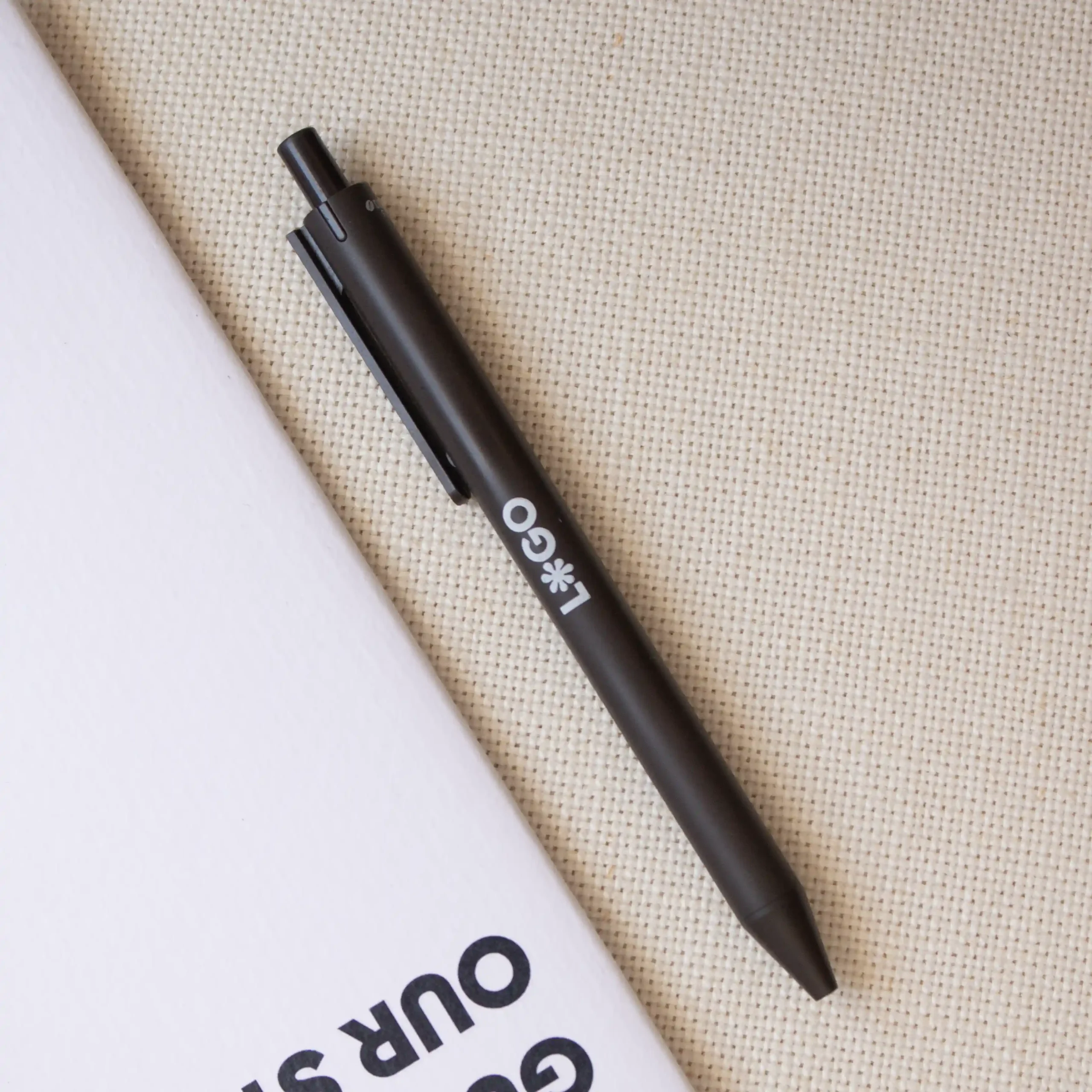 bolígrafo marrón de fibra de cafe personalizado con logo blanco y cuaderno blanco