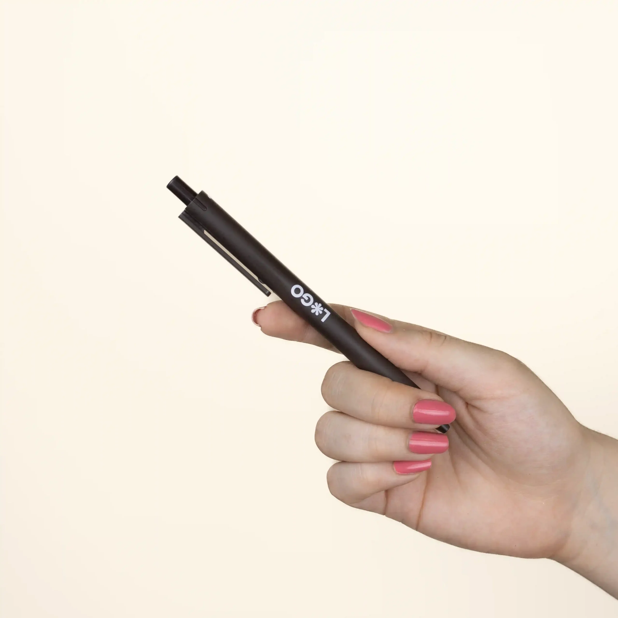 Bolígrafo fibra de cafe KOHV Mano Mano sujetando un bolígrafo de fibra de cafe personalizado con logo blanco