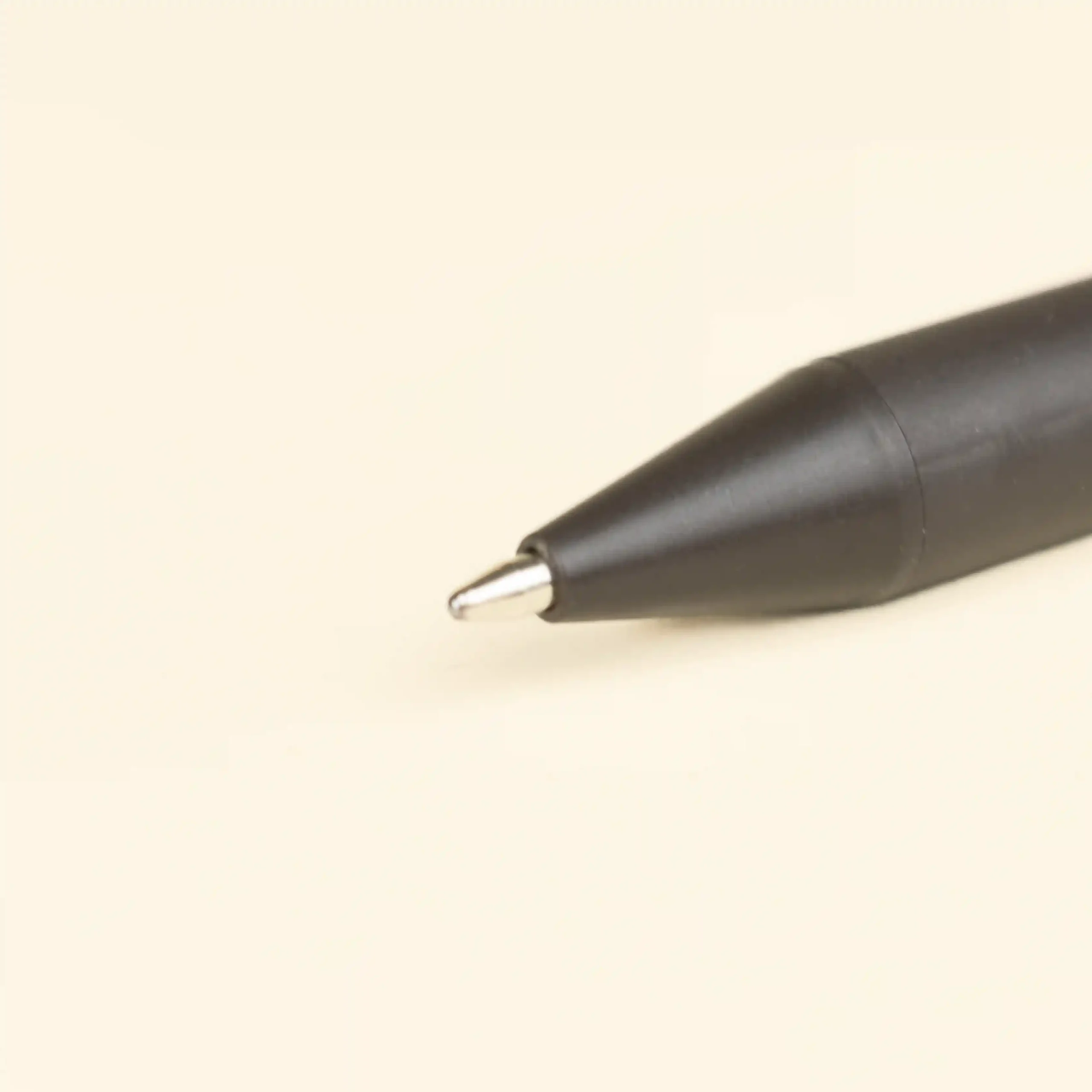 Punta de bolígrafo marrón de fibra de cafe sobre fondo beige
