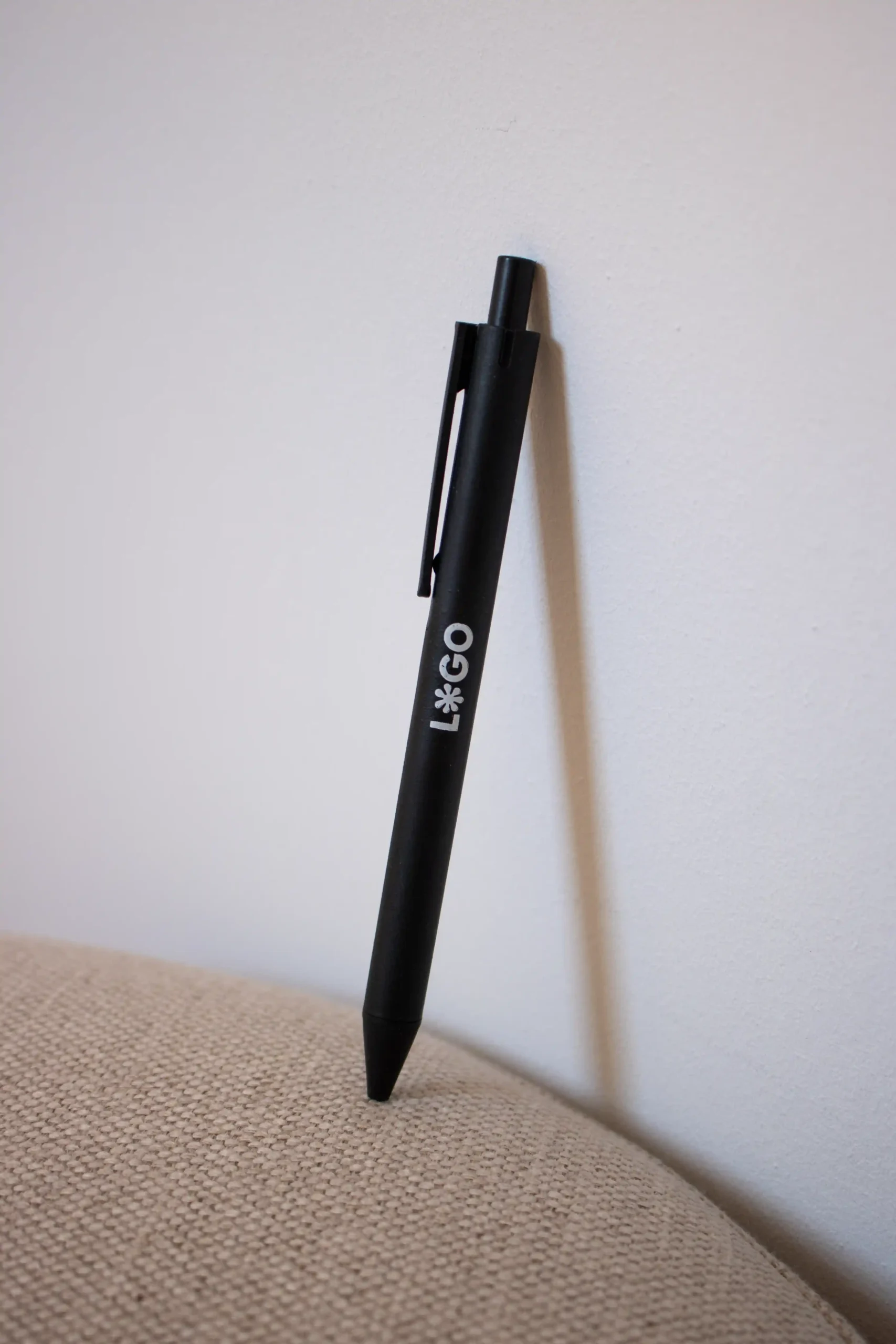 bolígrafo de caña de trigo negro personalizado con logo