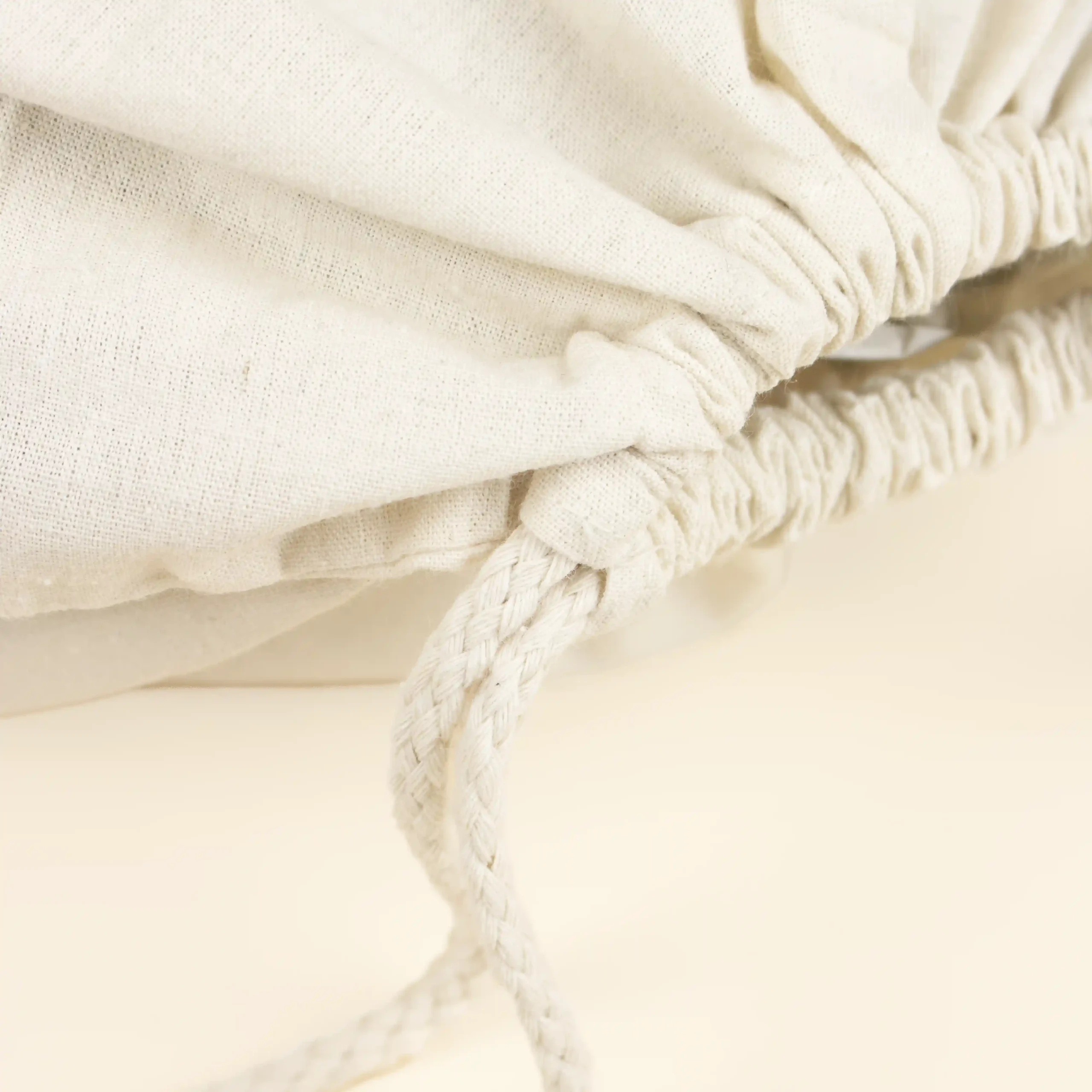 Mochila cuerdas personalizada tipo saco color beige detalle cierre cuerdas