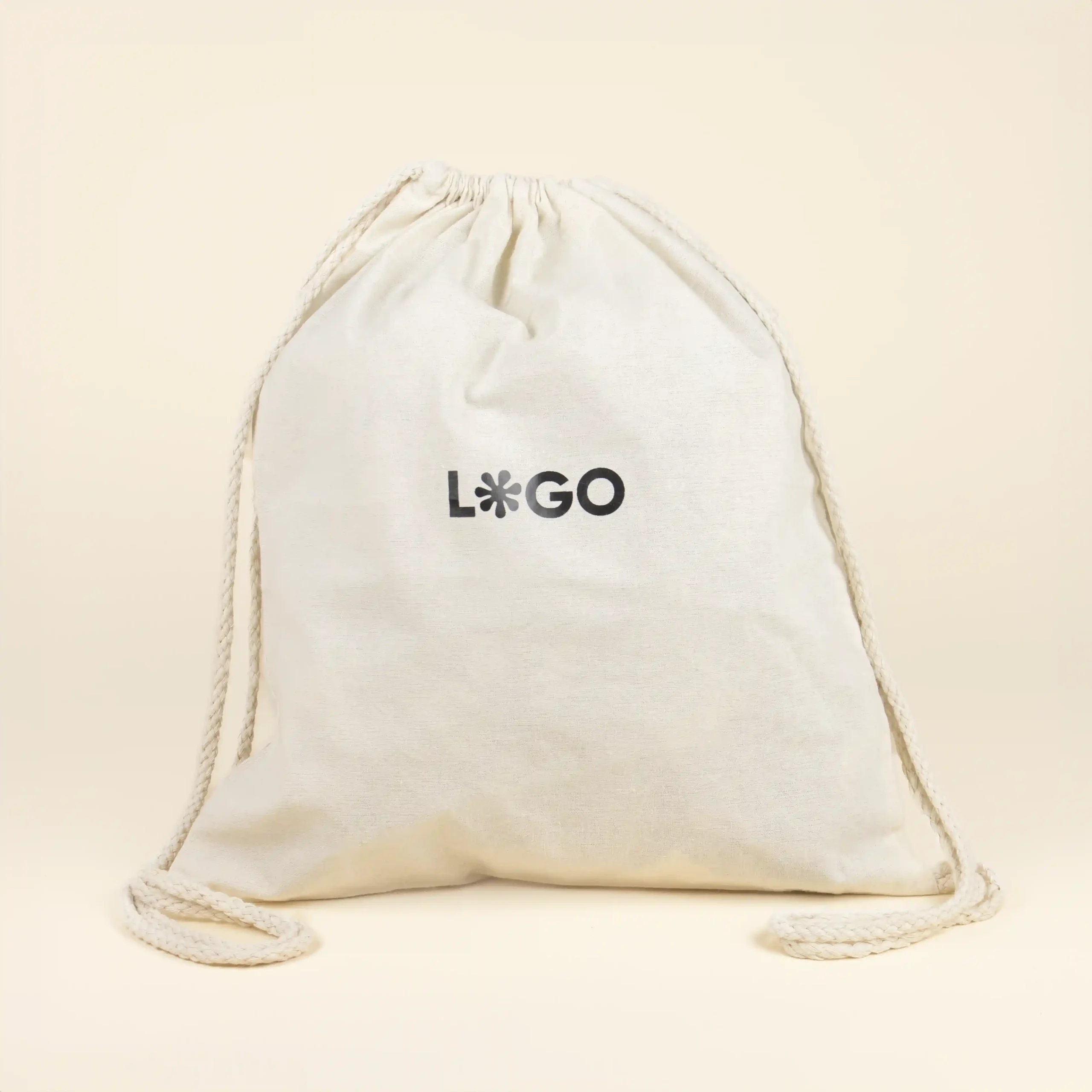 Mochila cuerdas personalizada tipo saco color beige con logo negro fondo beige