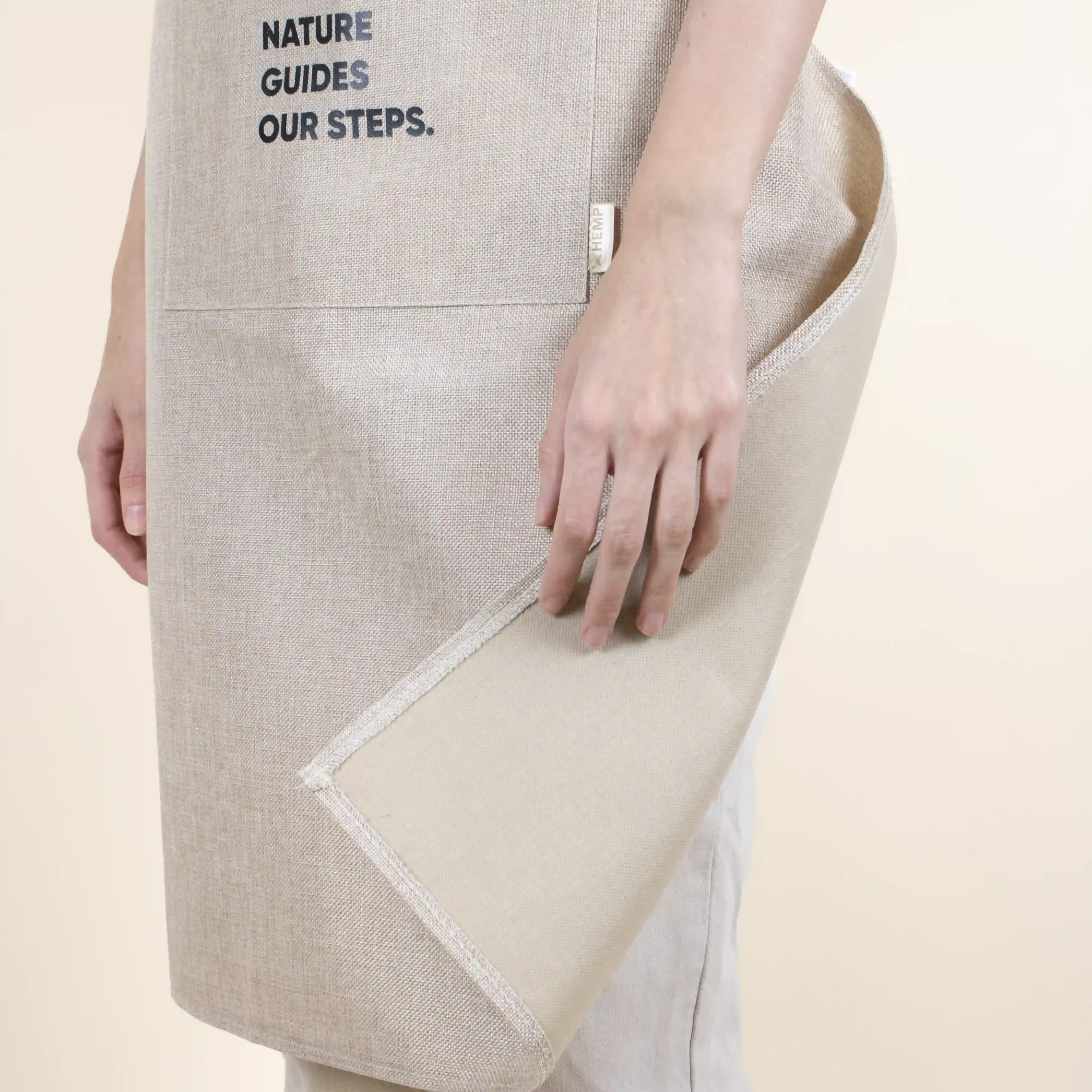 Delantal ecológico beige modelo chica detalle tela fondo beige