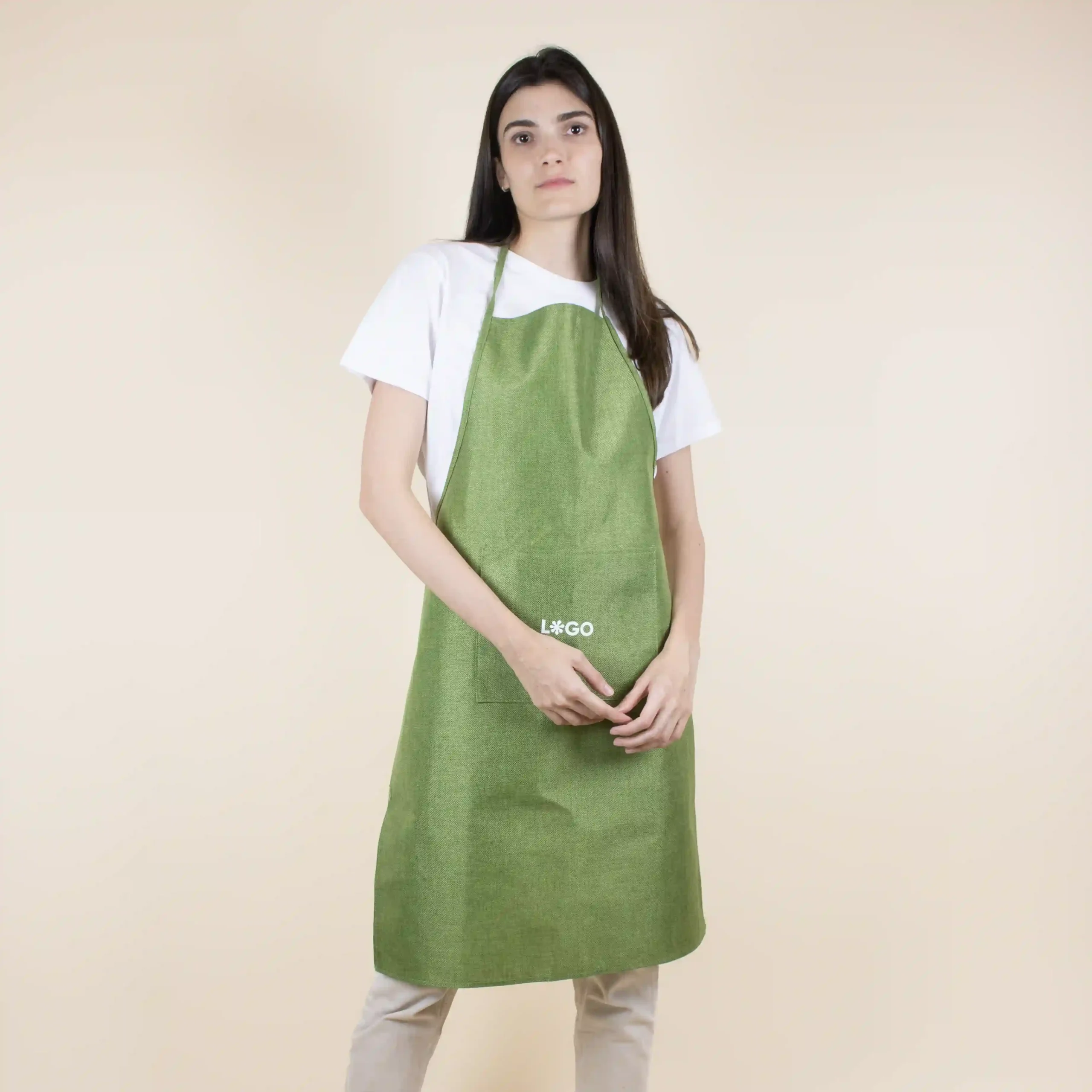 Delantal ecológico OSCAR Verde Frontal Delantal ecológico verde modelo chica fondo beige