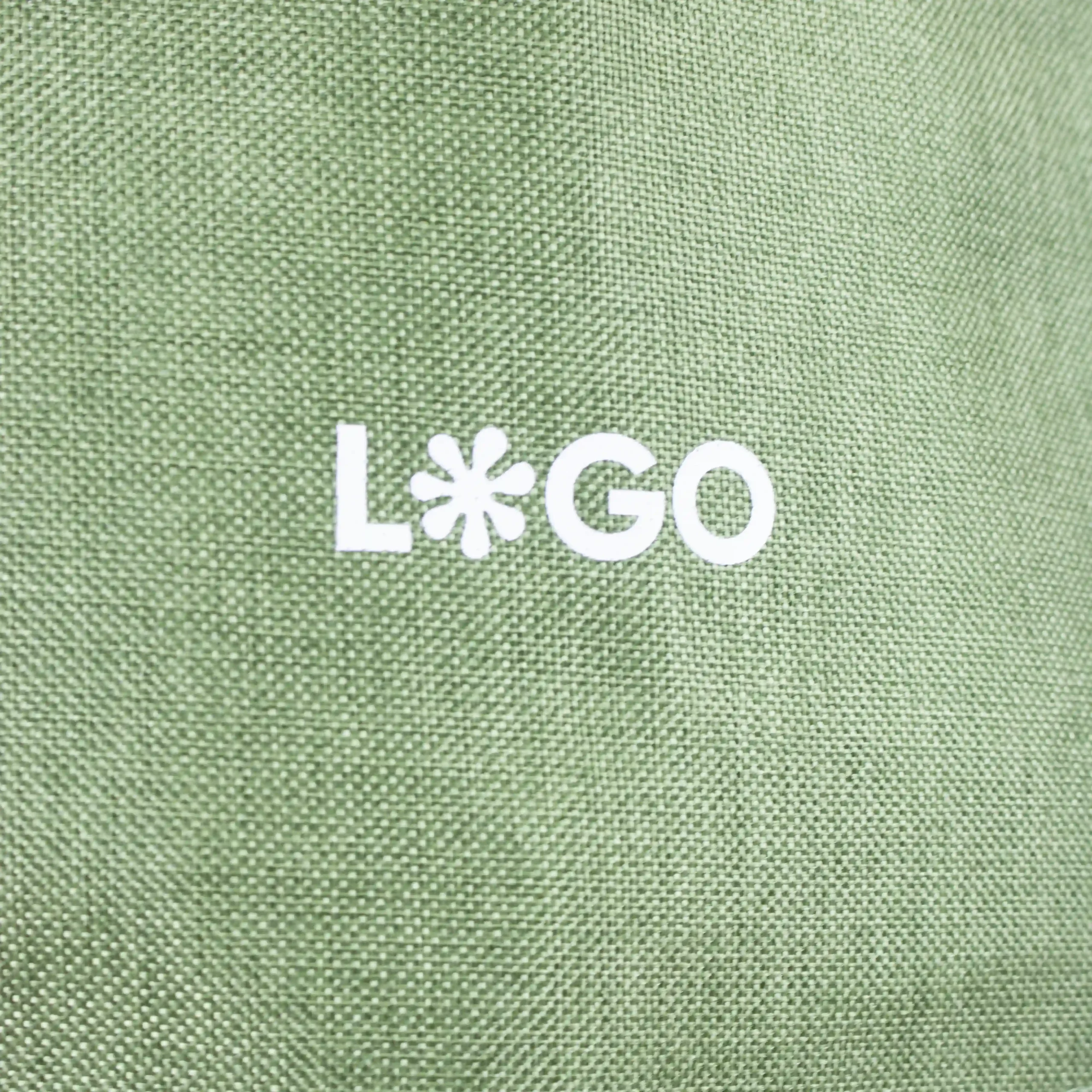 Delantal ecológico OSCAR Verde Detalle Delantal ecológico verde personalizado con logo blanco