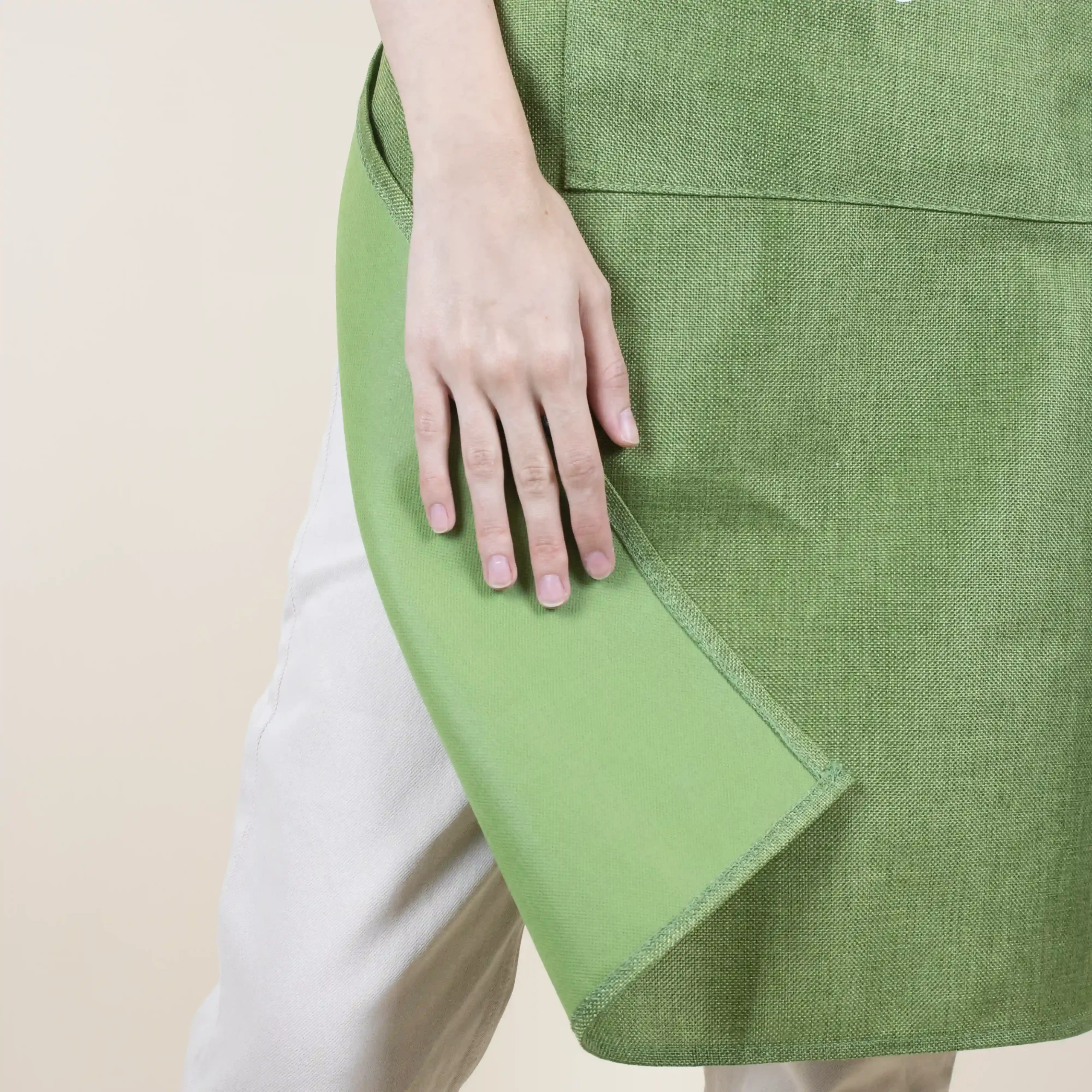 Delantal ecológico verde modelo chica detalle tela fondo beige