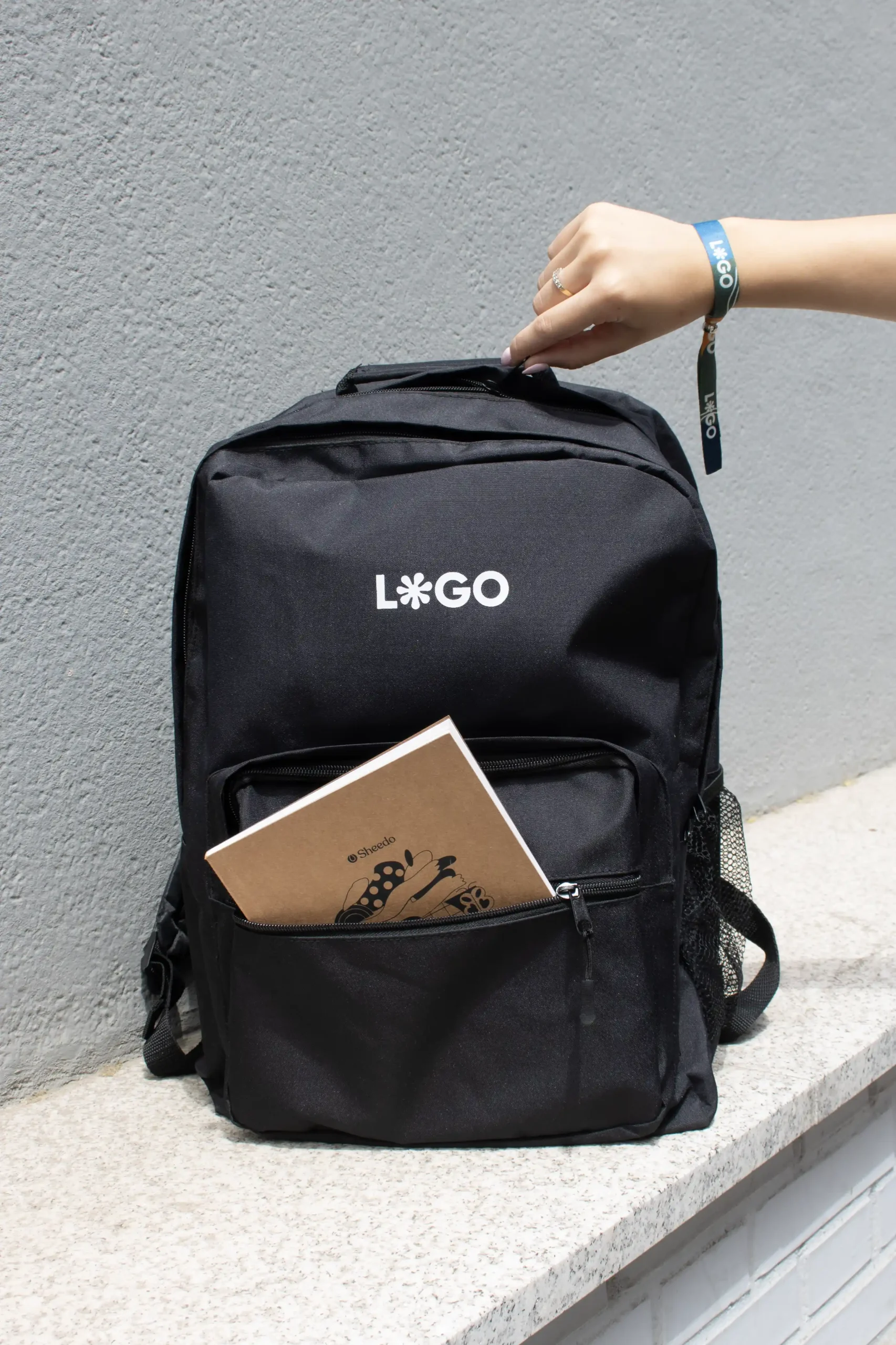 Sac à dos corporate personnalisé noir avec logo blanc cahier kraft