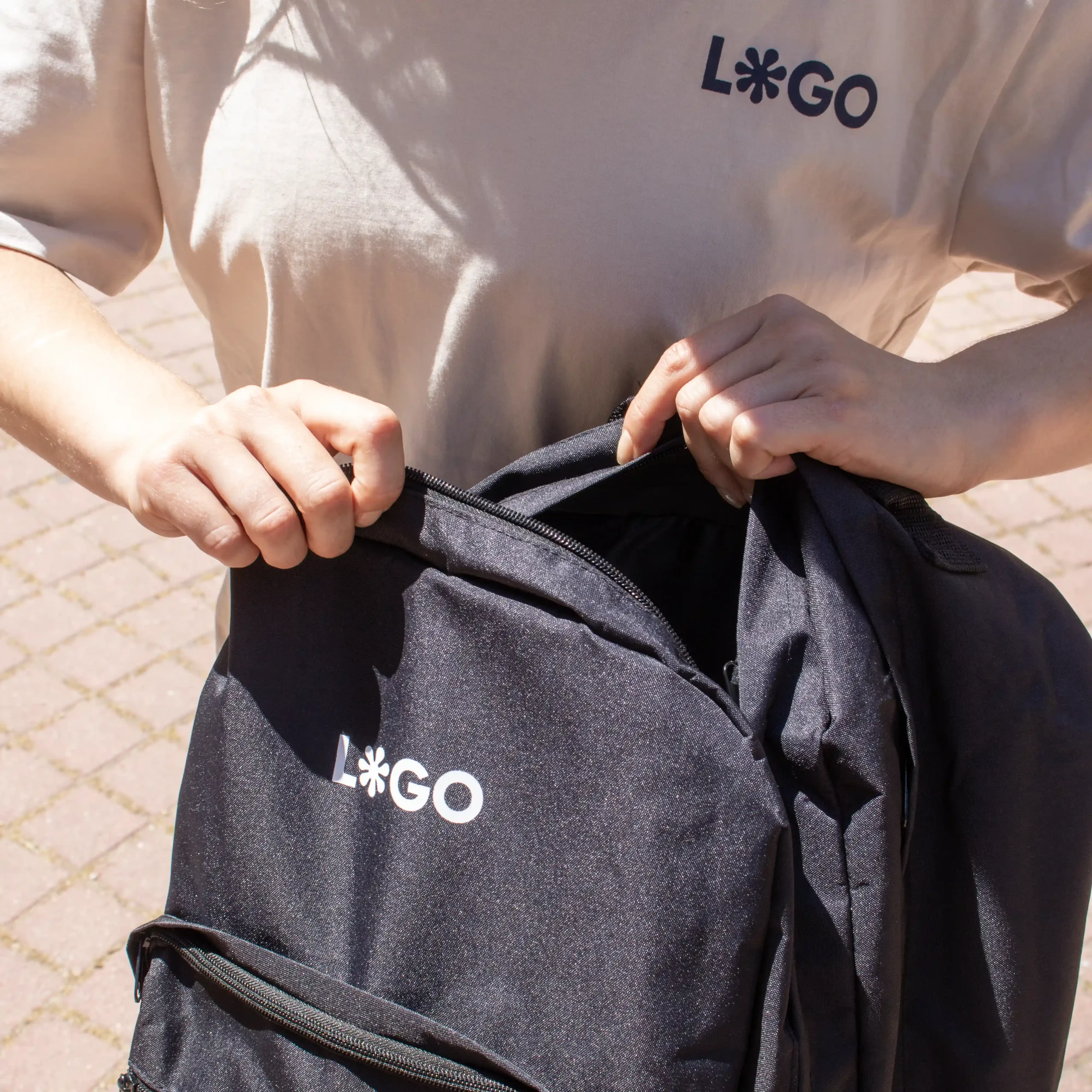 Mochila corporativa personalizada negra con logo blanco modelo chica