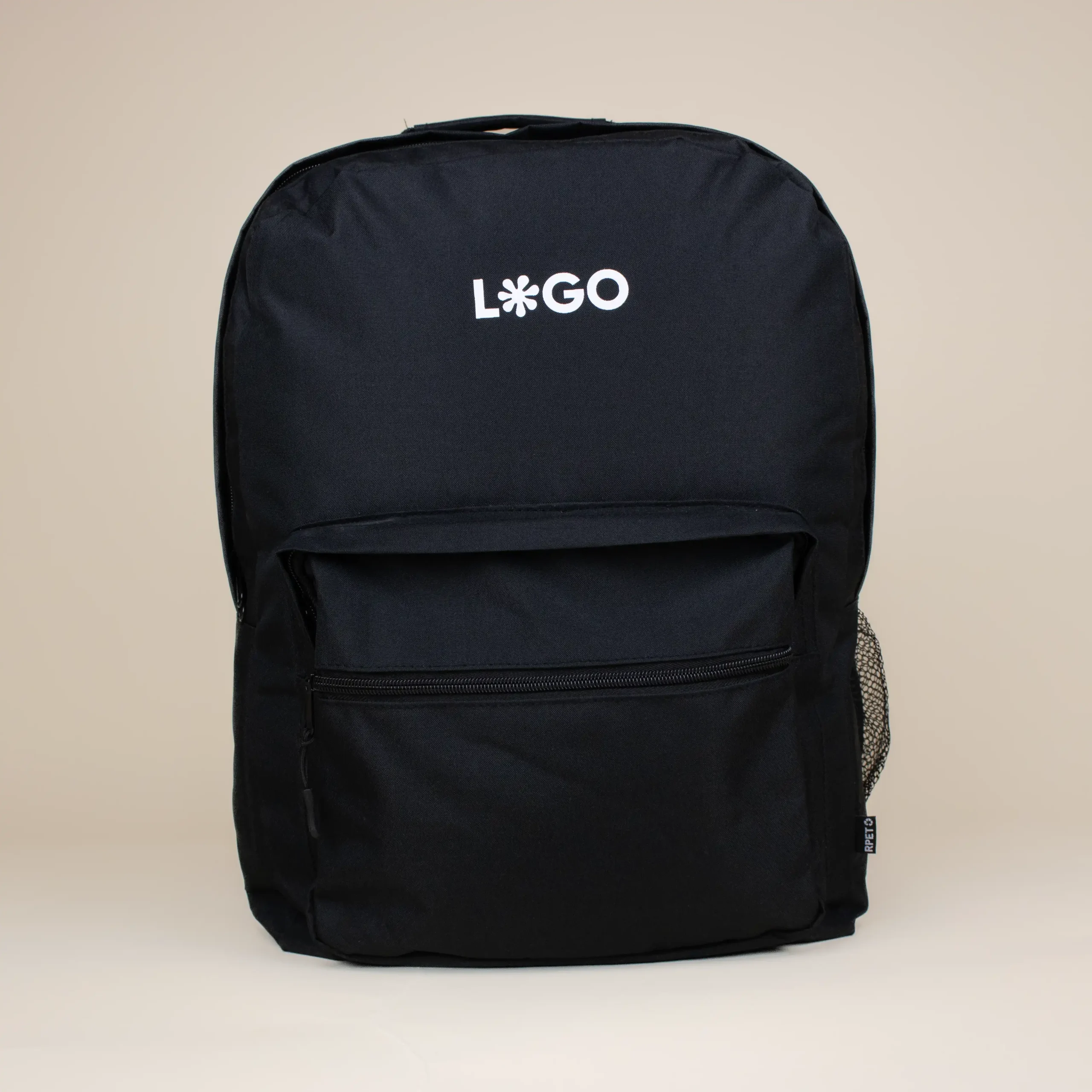 Mochila corporativa personalizada negra con logo blanco fondo beige