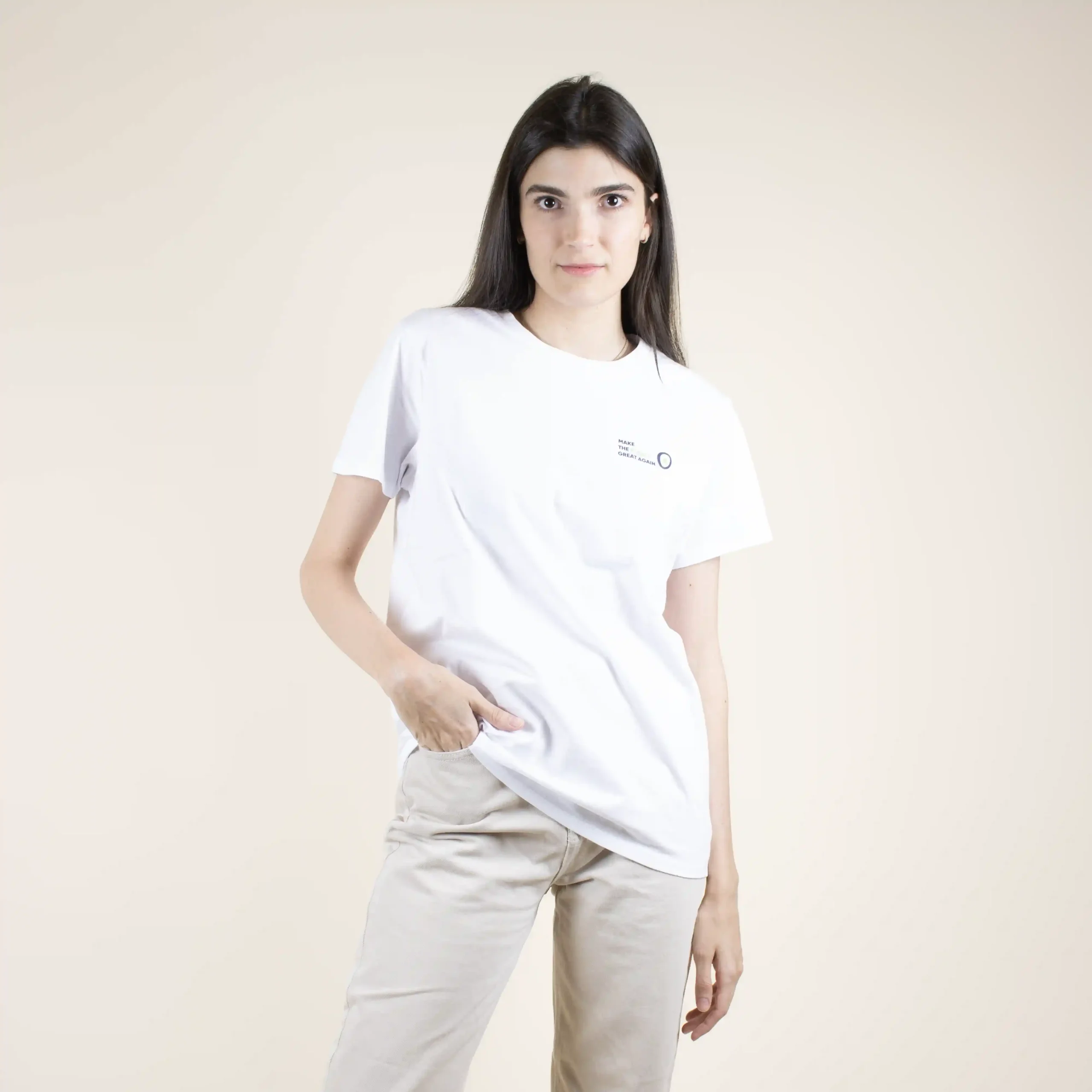 Camiseta blanca unisex personalizada chica de frente fondo beige